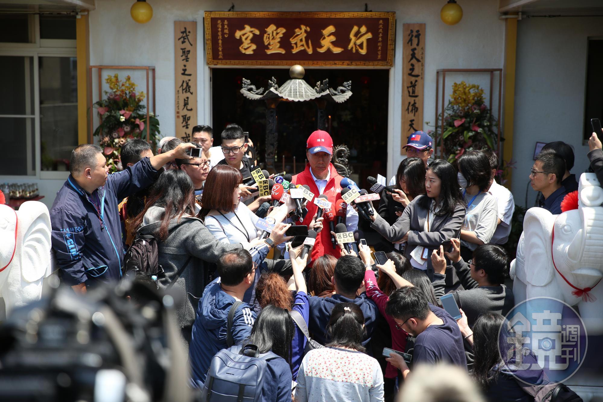 鴻海董事長郭台銘篤信關公，每有重大決策難以決斷時，郭董都先問過關公的意見。