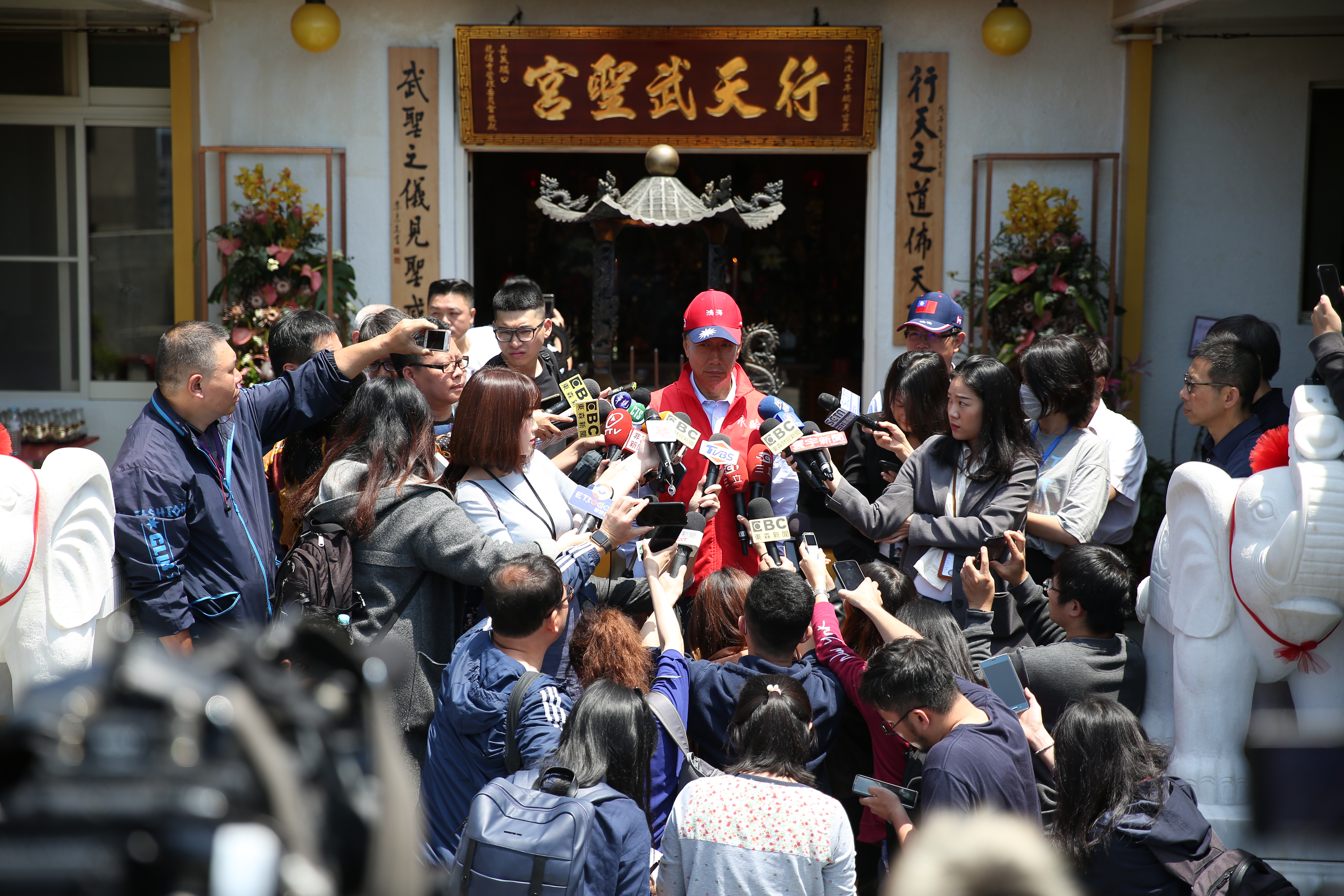 鴻海董事長郭台銘篤信關公，每有重大決策難以決斷時，郭董都先問過關公的意見。