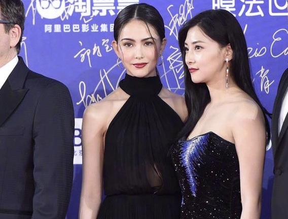 昆凌穿著SAINT LAURENT雪紡洋裝，出席北京電影節。（SAINT LAURENT提供）