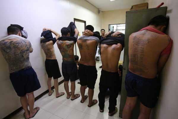 詐騙機房內的泰籍、台籍嫌犯。(刑事局提供)