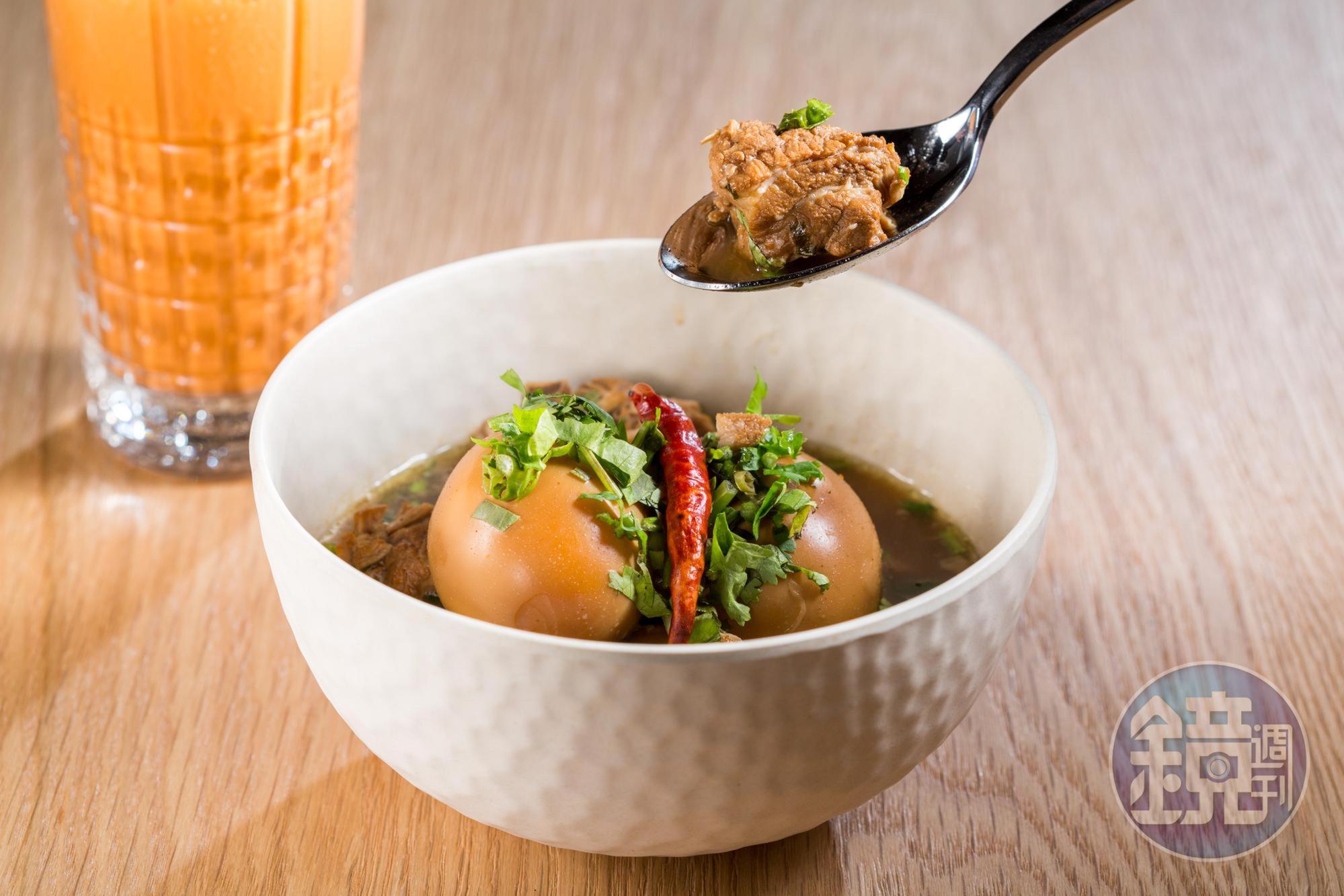「東北酸辣滷肉」是華泰兩地混合的風味菜，使用4個部位豬肉滷到軟爛，加入了南薑、香茅、檸檬葉、碎辣椒等香料。（320元／份）