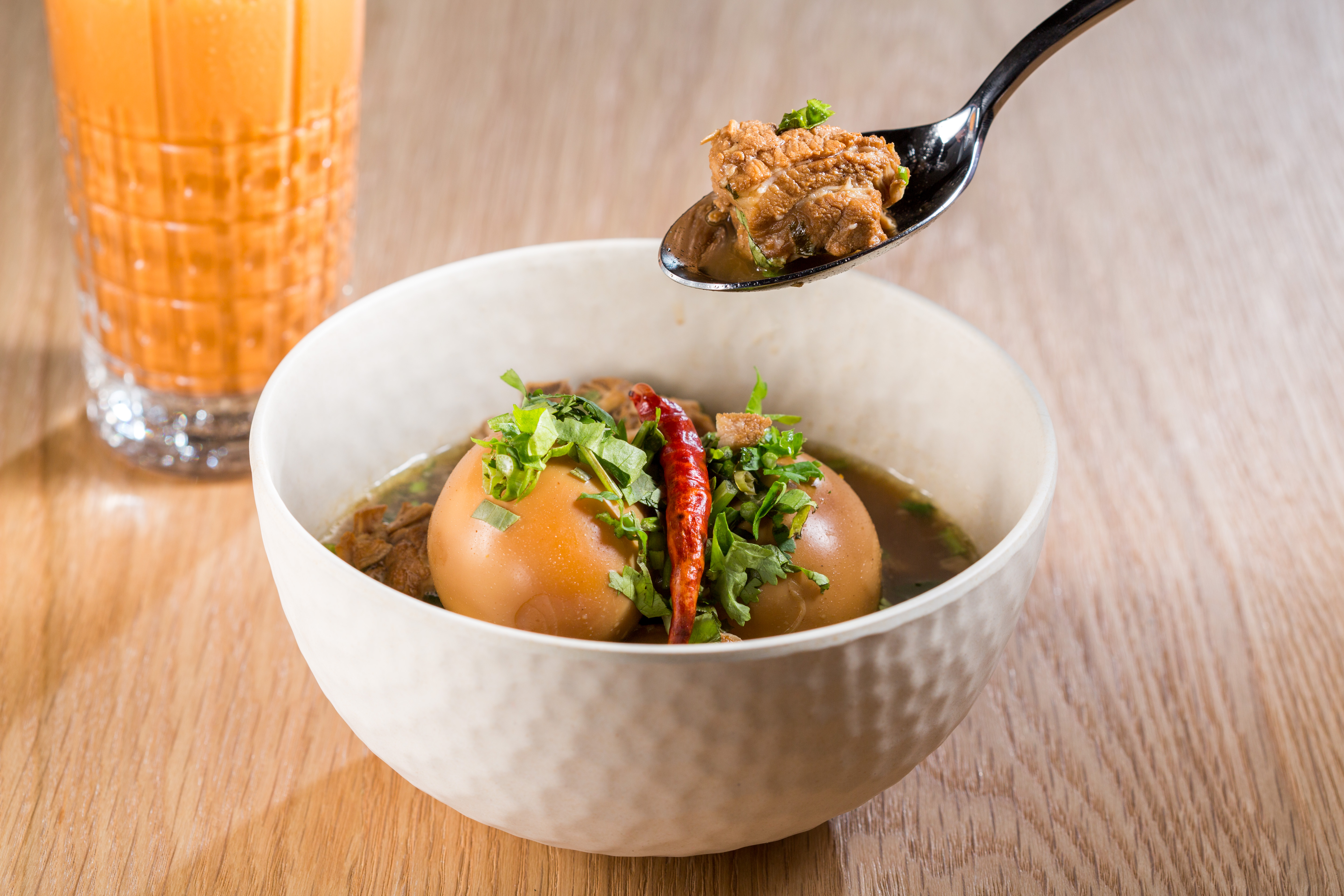 「東北酸辣滷肉」是華泰兩地混合的風味菜，使用4個部位豬肉滷到軟爛，加入了南薑、香茅、檸檬葉、碎辣椒等香料。（320元／份）