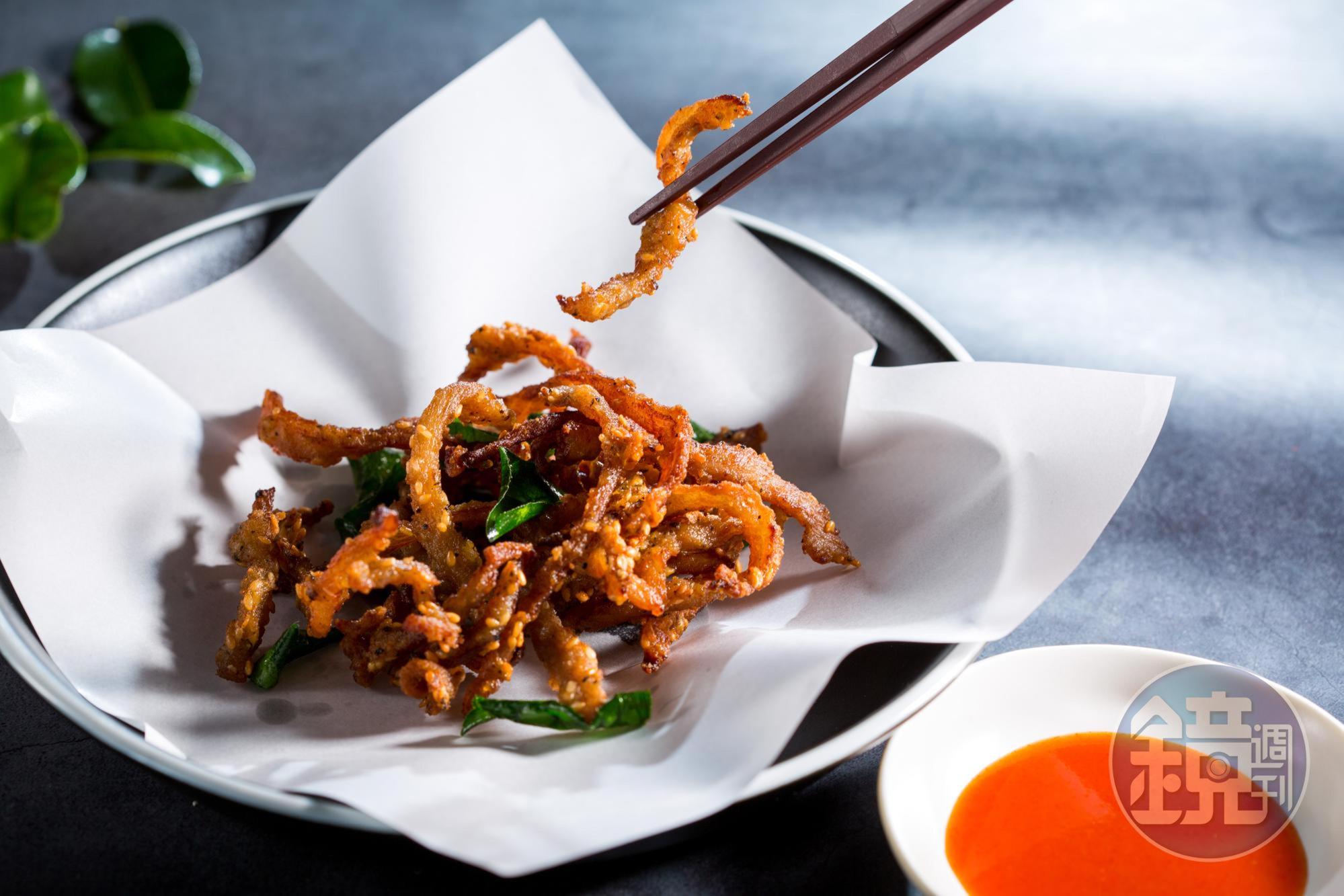「脆炸豬肉條」是曼谷店最受歡迎的菜色，使用里肌與後頸部位修整至每條約15公分的細長肉條再醃製，油炸至酥脆。（320元／份）