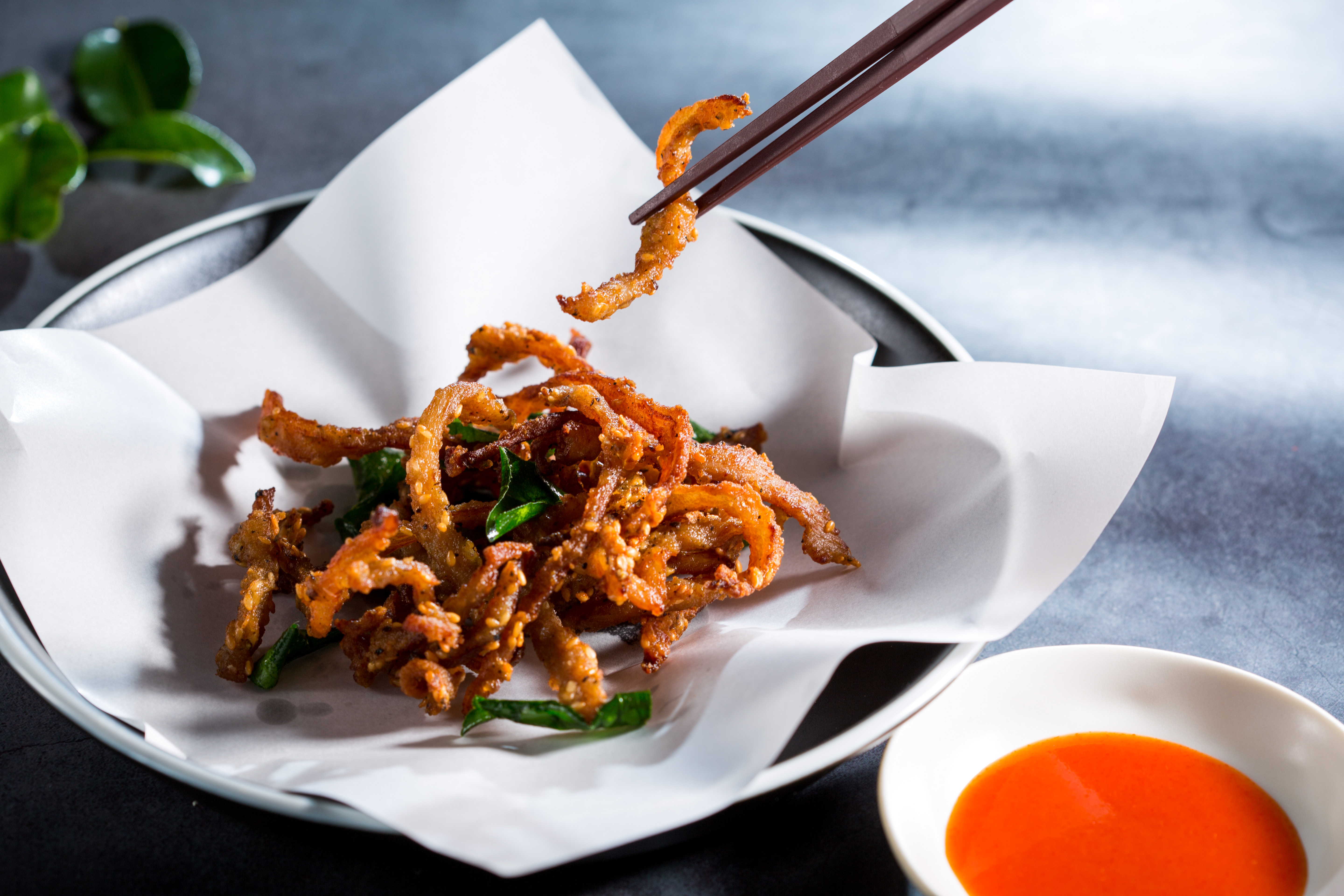 「脆炸豬肉條」是曼谷店最受歡迎的菜色，使用里肌與後頸部位修整至每條約15公分的細長肉條再醃製，油炸至酥脆。（320元／份）