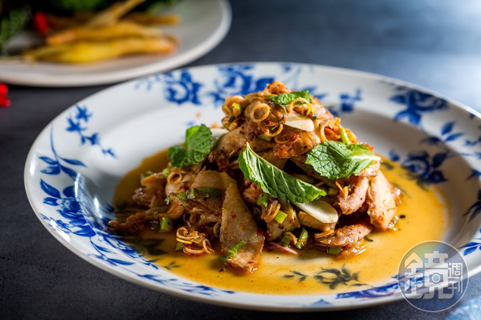 Oyinchoqqa otirdi (porno surat) Yigit sikini chiqardi va dugonasi uni sordi.