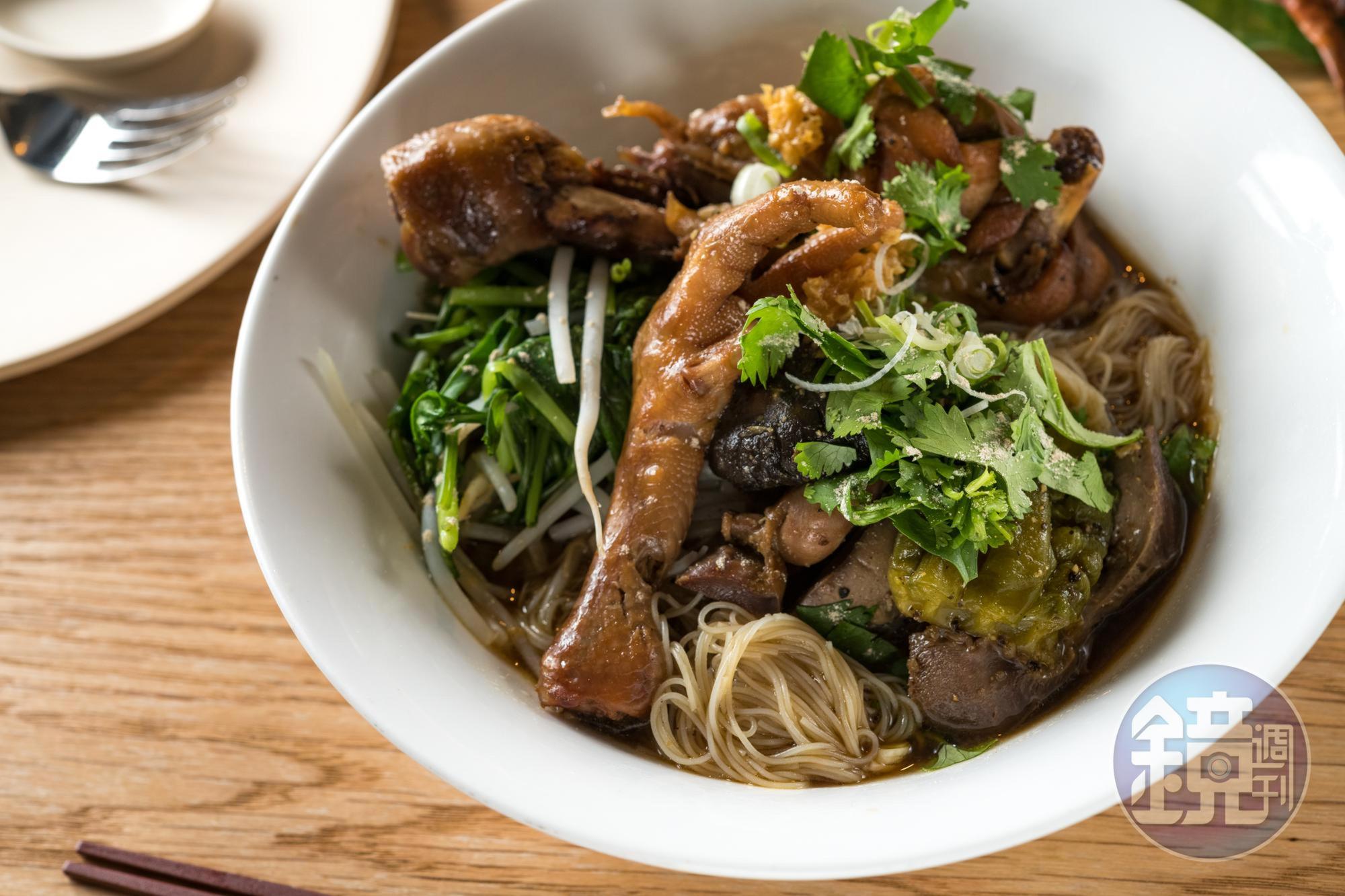 主廚正在研發午間菜單，未來將會推出雞肉米粉套餐。（價格未定）