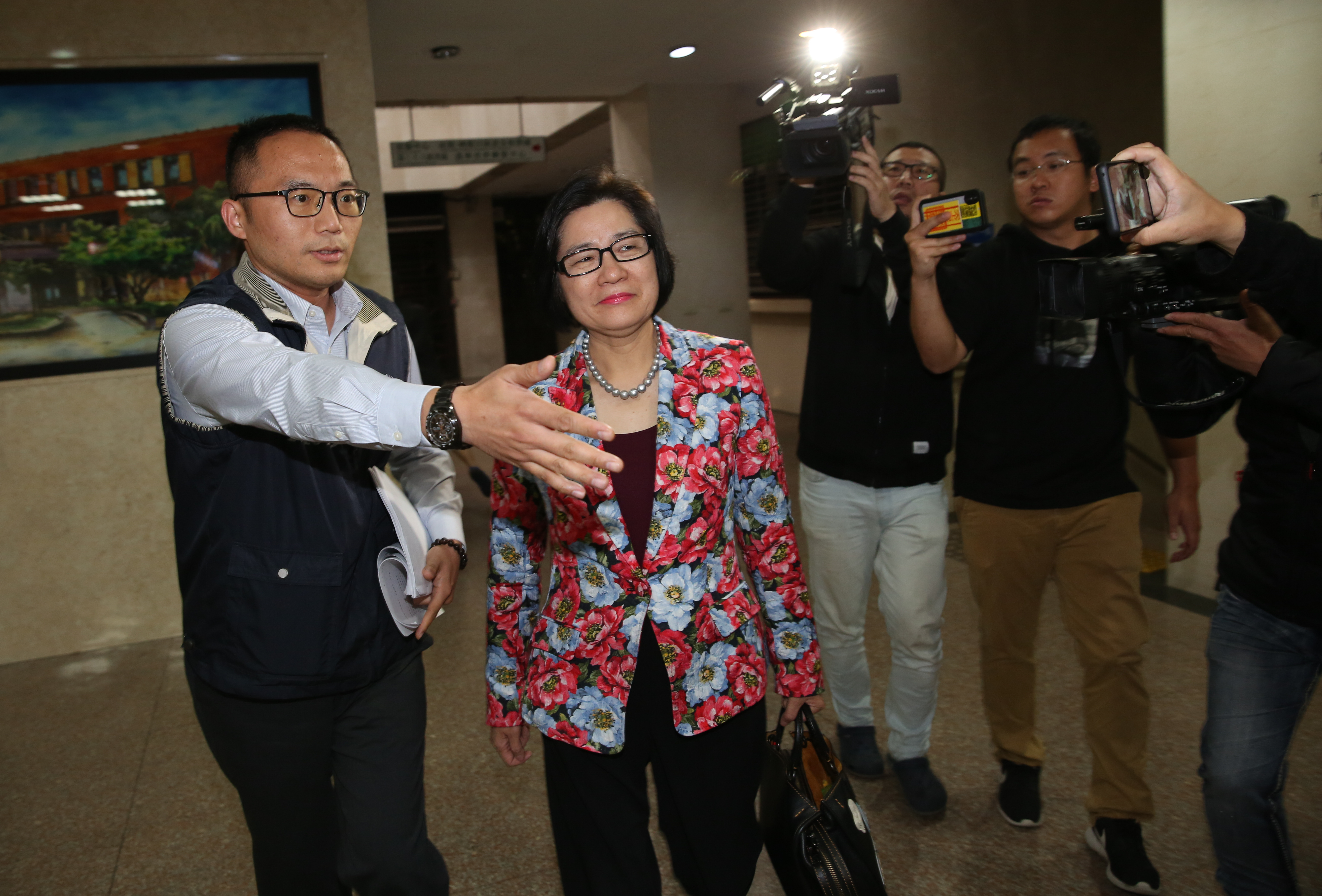 昔有股市金釵之稱的誠美材副董葉美麗涉掏空，今晨遭北檢以500萬元交保併限制出境、出海。