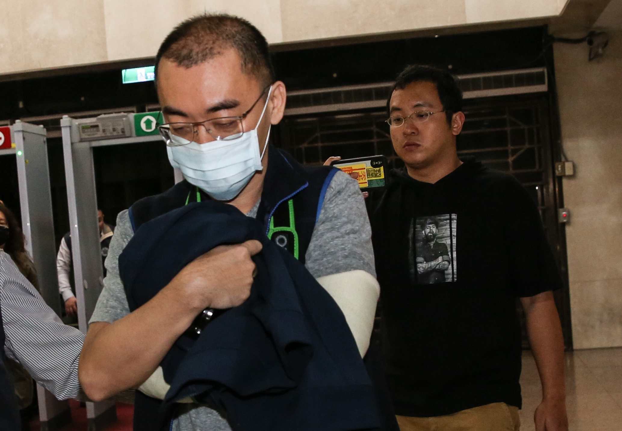 針對立委蘇震清與誠美材案被告與當事人在五星級飯店密會，郡宏光電董事長林勇任（左）今發聲明，強調自己只是陪客。