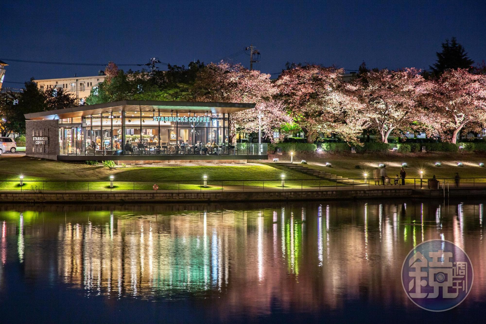 富山市環水公園春天時櫻花盛開，公園咖啡館獲得「全球最美星巴克」美名。