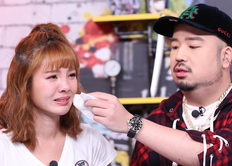 鮪魚哭不停,阿達在一旁遞紙巾安慰她。