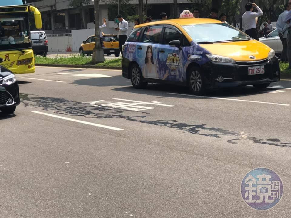 今（18日）中午出現強震，網傳台北市松仁路出現裂縫，經台北市政府澄清為柏油渣，非裂縫。