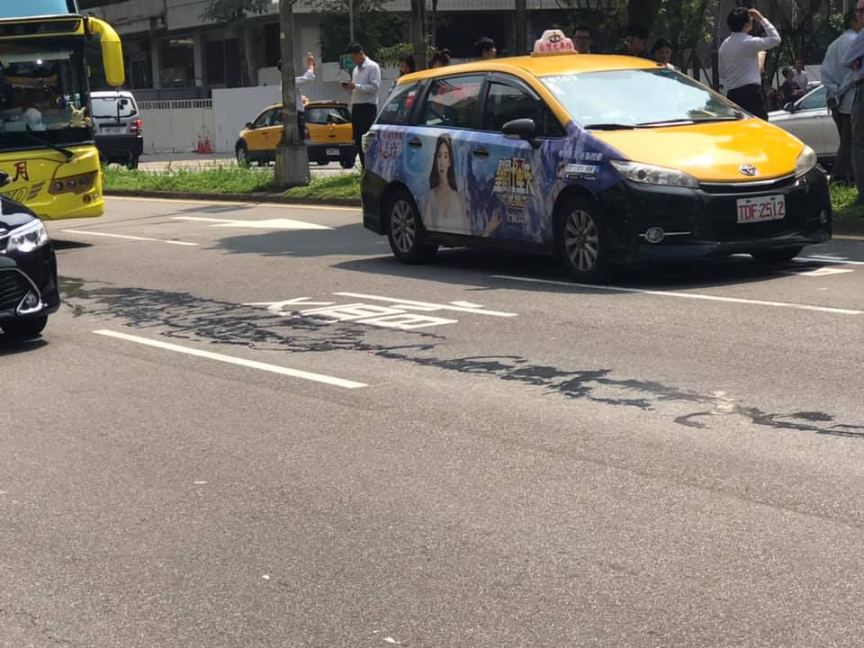 今（18日）中午出現強震，網傳台北市松仁路出現裂縫，經台北市政府澄清為柏油渣，非裂縫。