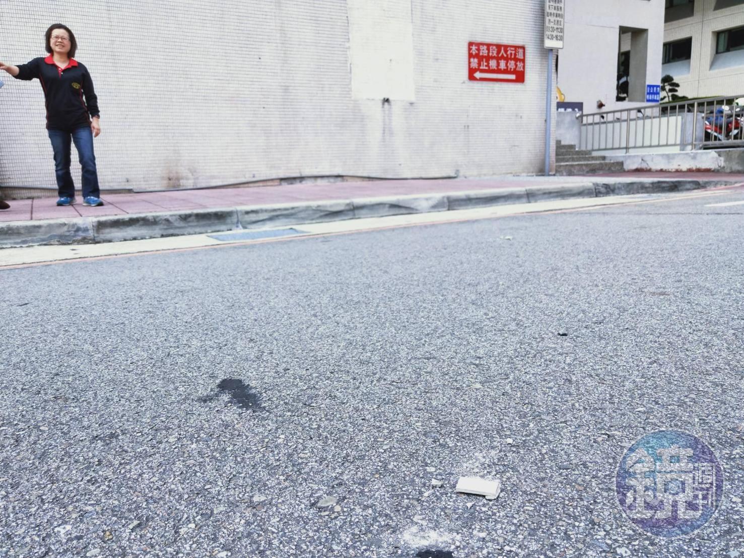 桃園市政府也因強震造成外牆剝落,差點砸到從下方人行道經過的路人。