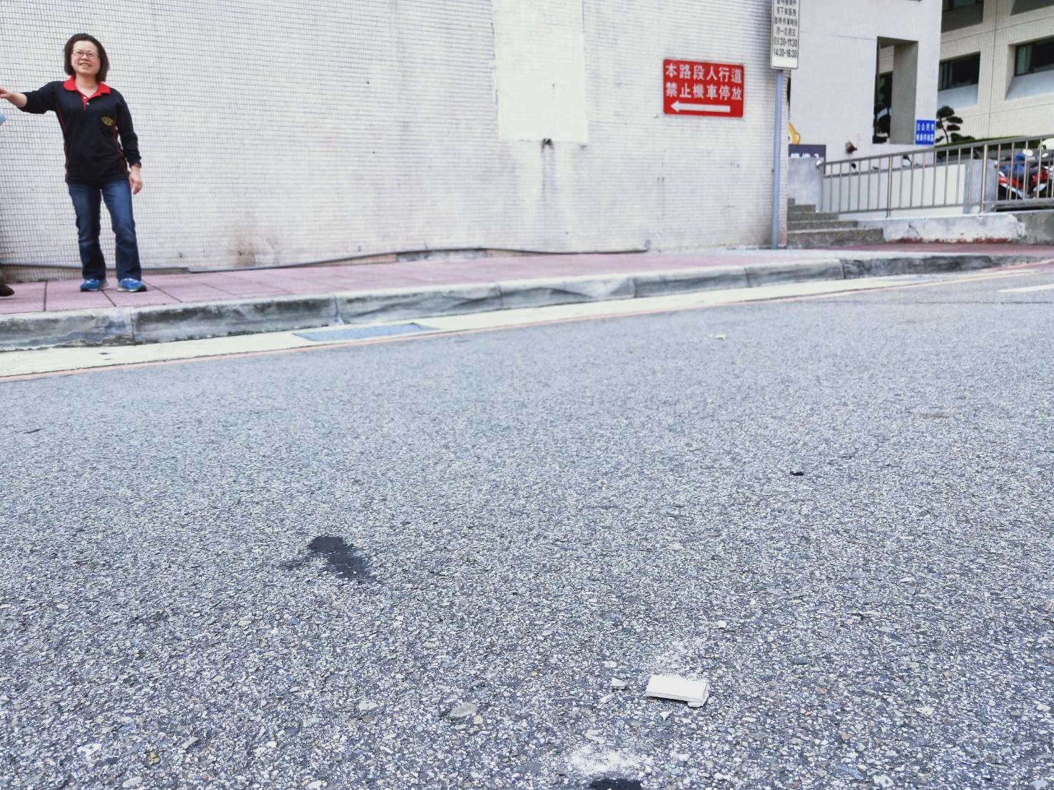 桃園市政府也因強震造成外牆剝落，差點砸到從下方人行道經過的路人。