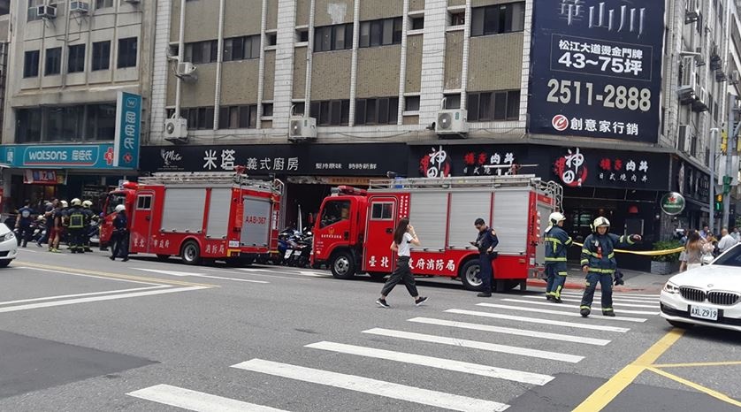 消防隊趕赴現場，拉起封鎖線。（翻攝麵包師傅的蔥油餅臉書）