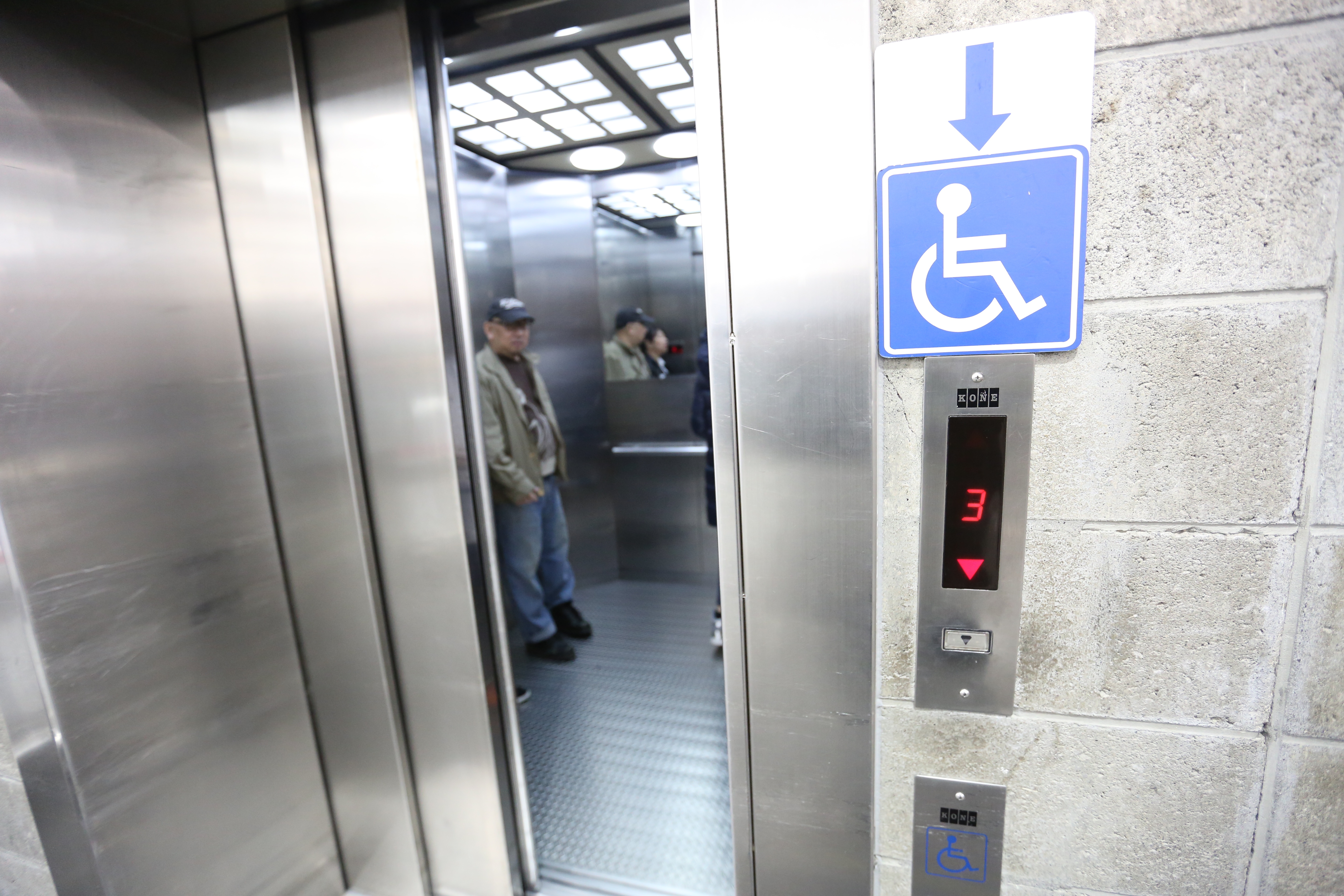 據新北市消防局統計，受困在電梯裡的22人已救出。（示意圖）