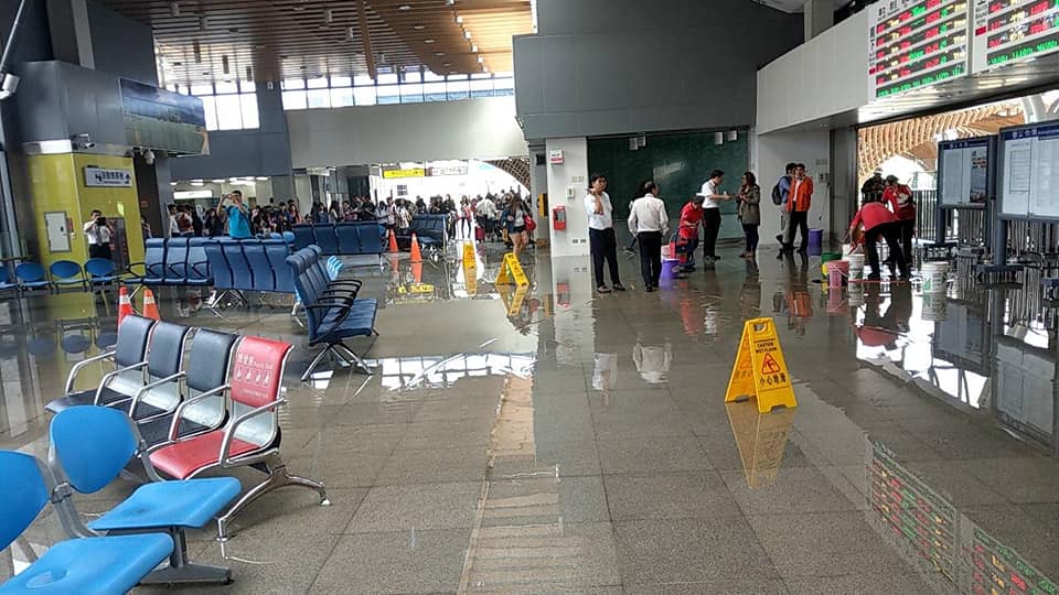 花蓮車站大廳內出現如瀑布般的景象，經初步搶修後已止住漏水。（花蓮站提供）