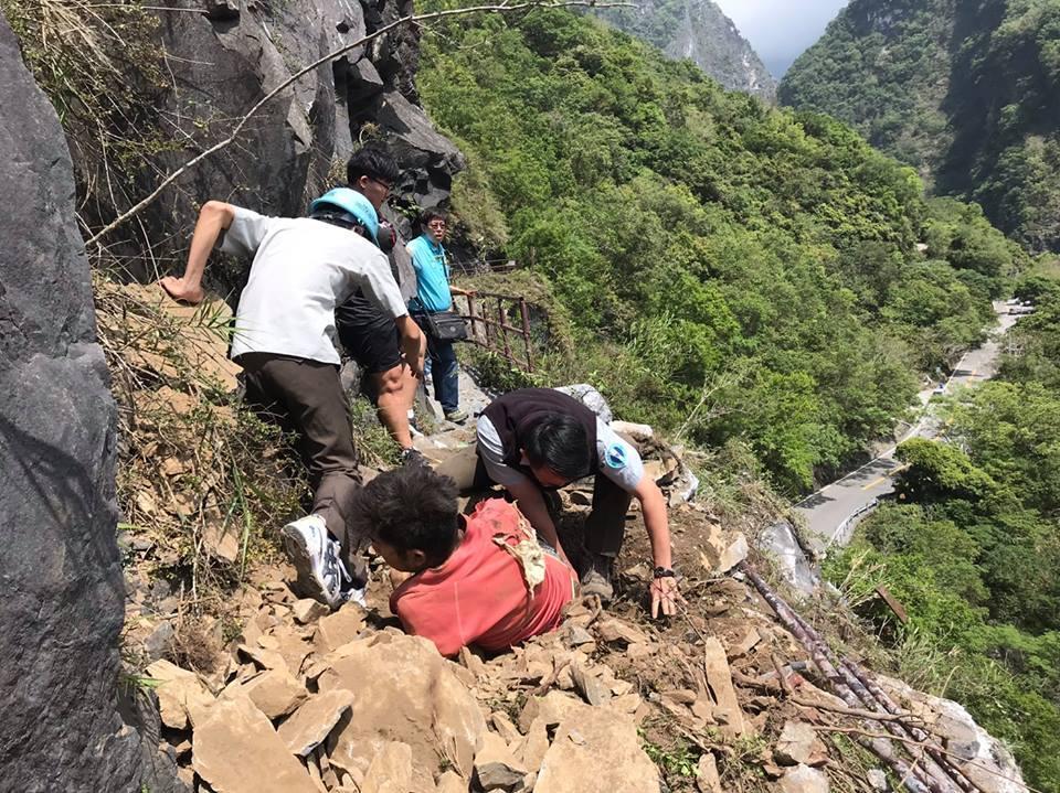 2名旅客在地震發生後於綠水步道遭落石砸傷。（消防署提供）