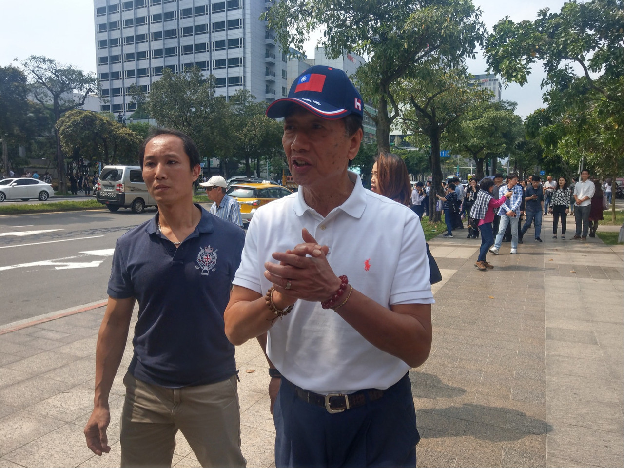 郭台銘現身北市松仁路關心災情，被網友po上網。（翻攝自爆廢公社）