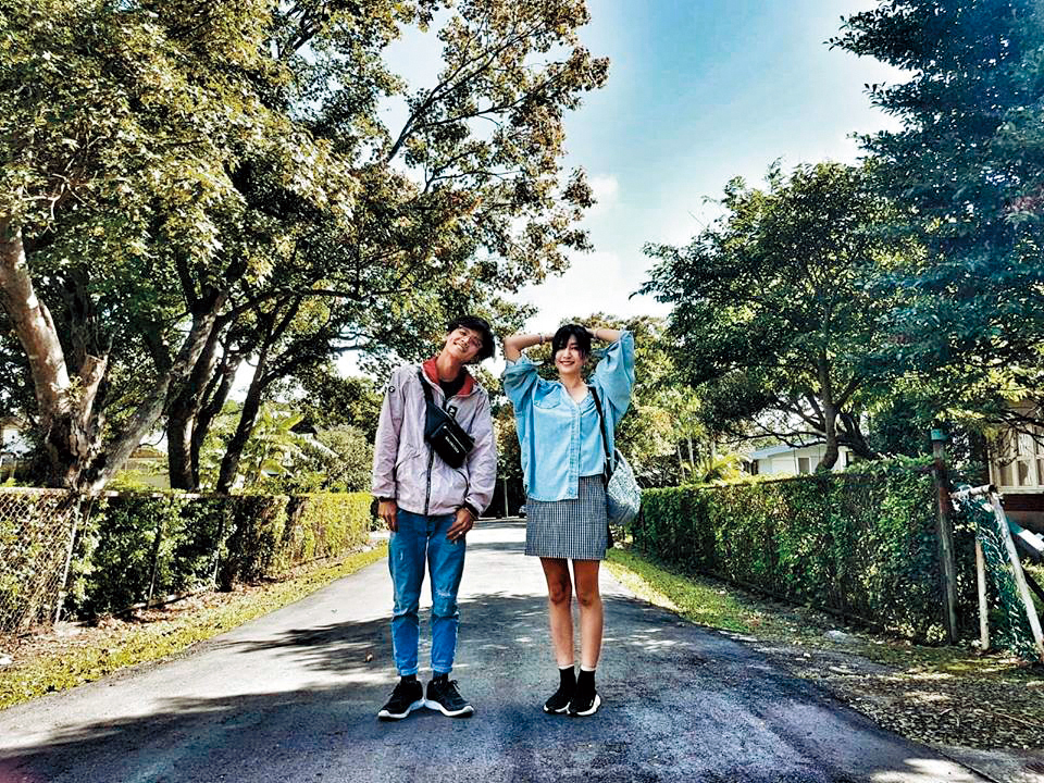 阿翔（左）與老婆Grace（右），在精確的時間控制下，仍保有兩人世界。（翻攝自Out Of Control媽咪Grace粉絲團）