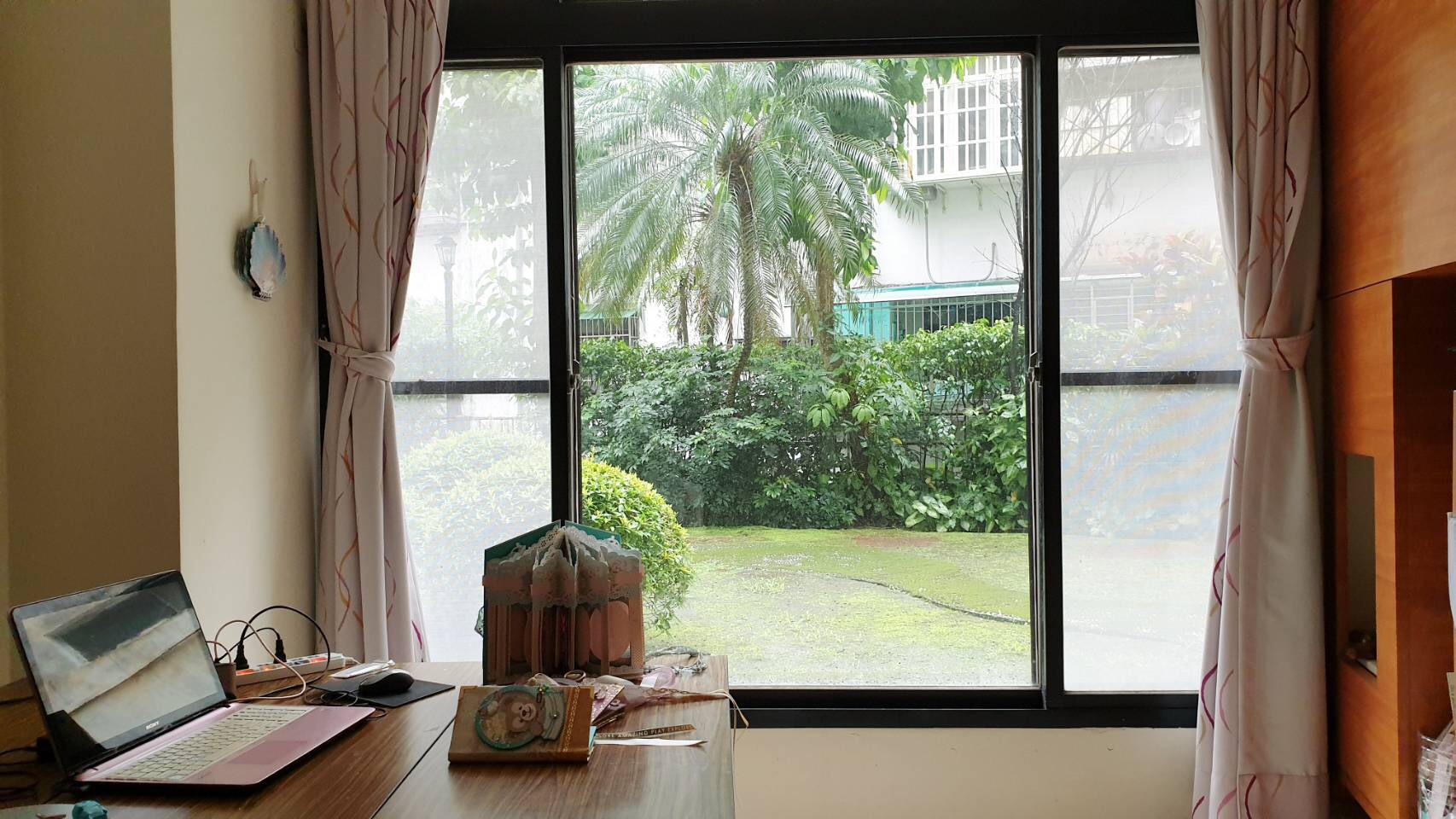 石怡潔的小宅有落地窗設計，窗外就是綠地，讓房客住得開心。（石怡潔提供）