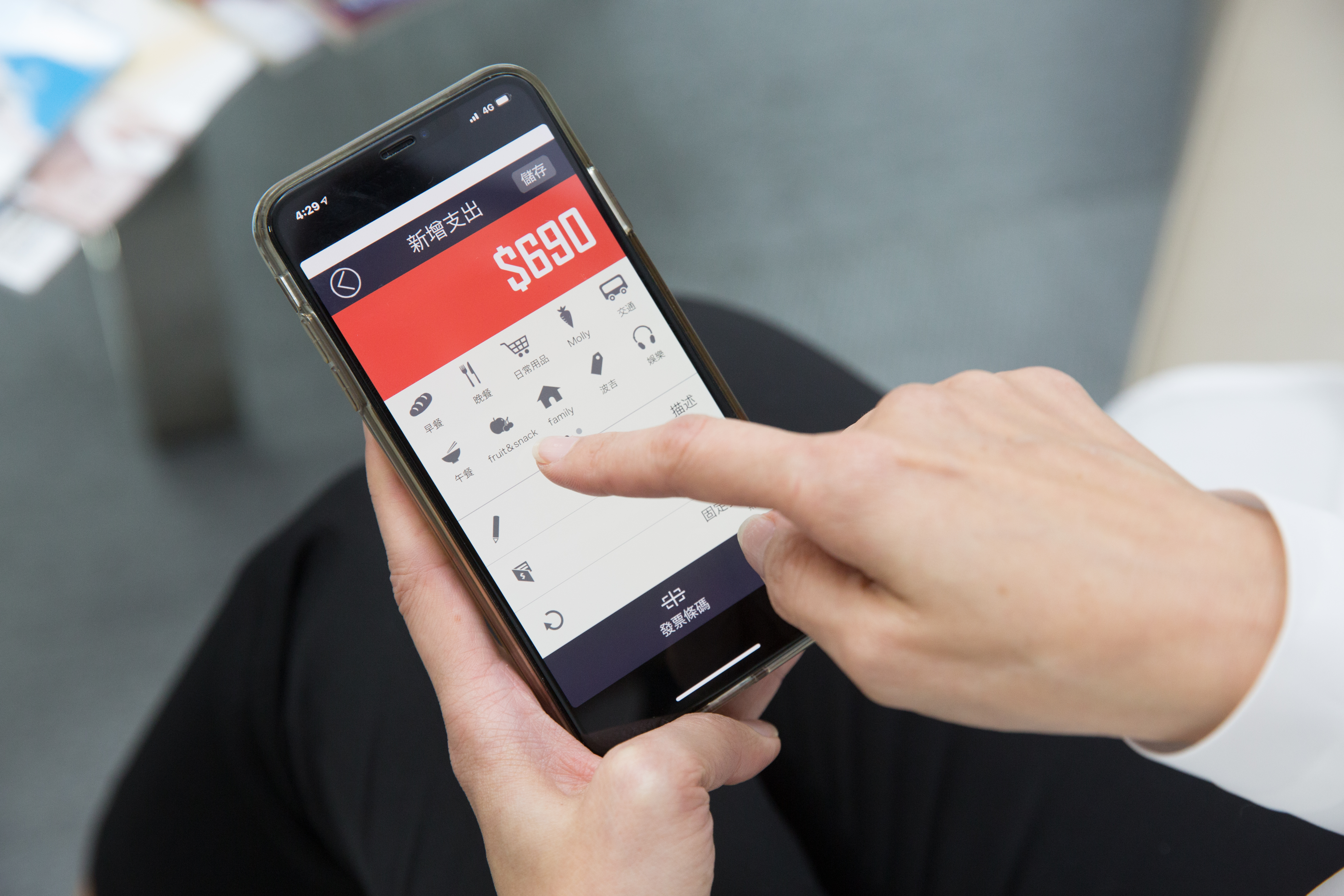 聽媽媽的話記帳，不管買貓砂、水果，每筆支出石怡潔都會記錄。