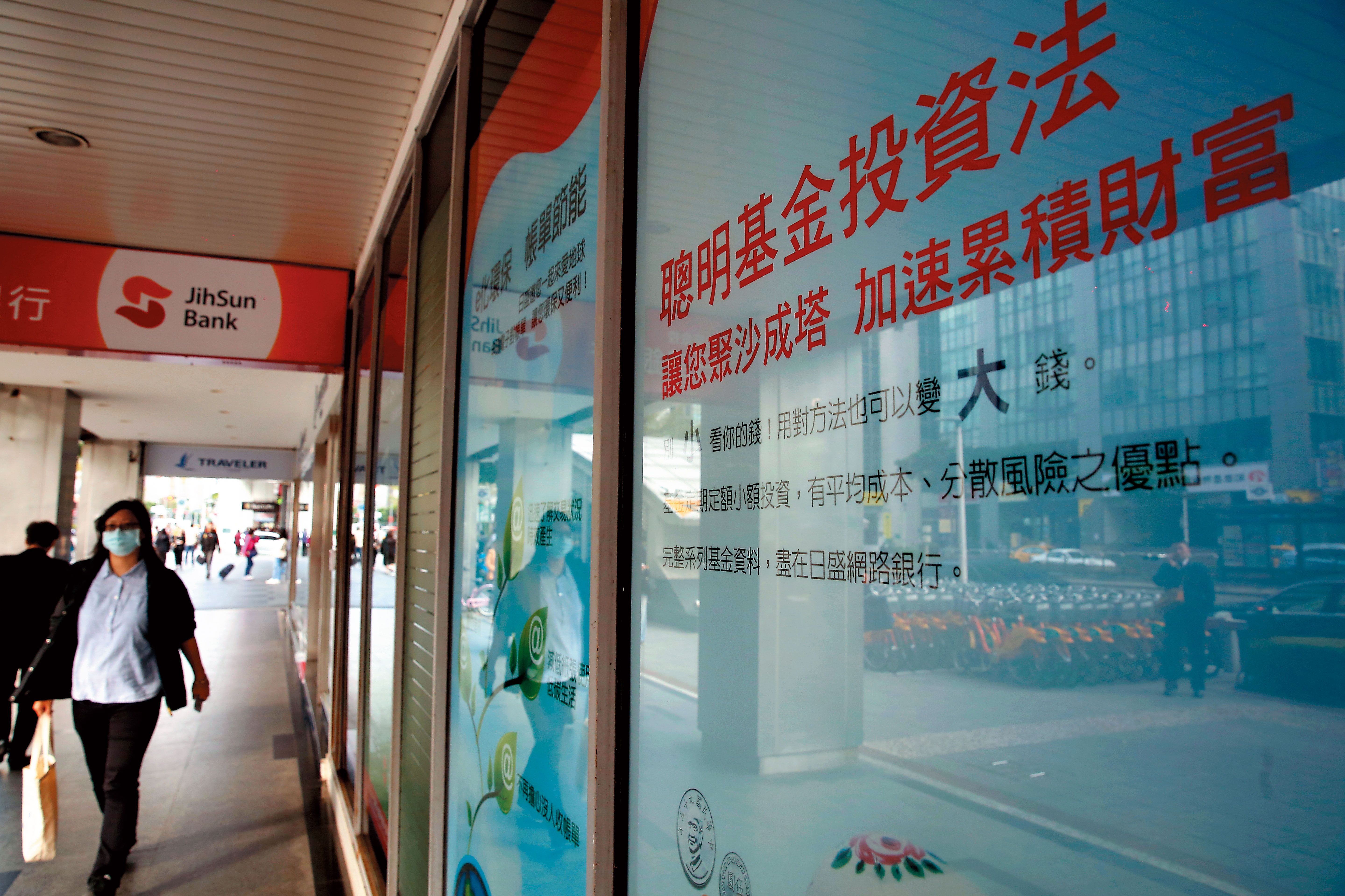 石怡潔定期定額買基金，不必看盤照樣存出人生第一桶金。