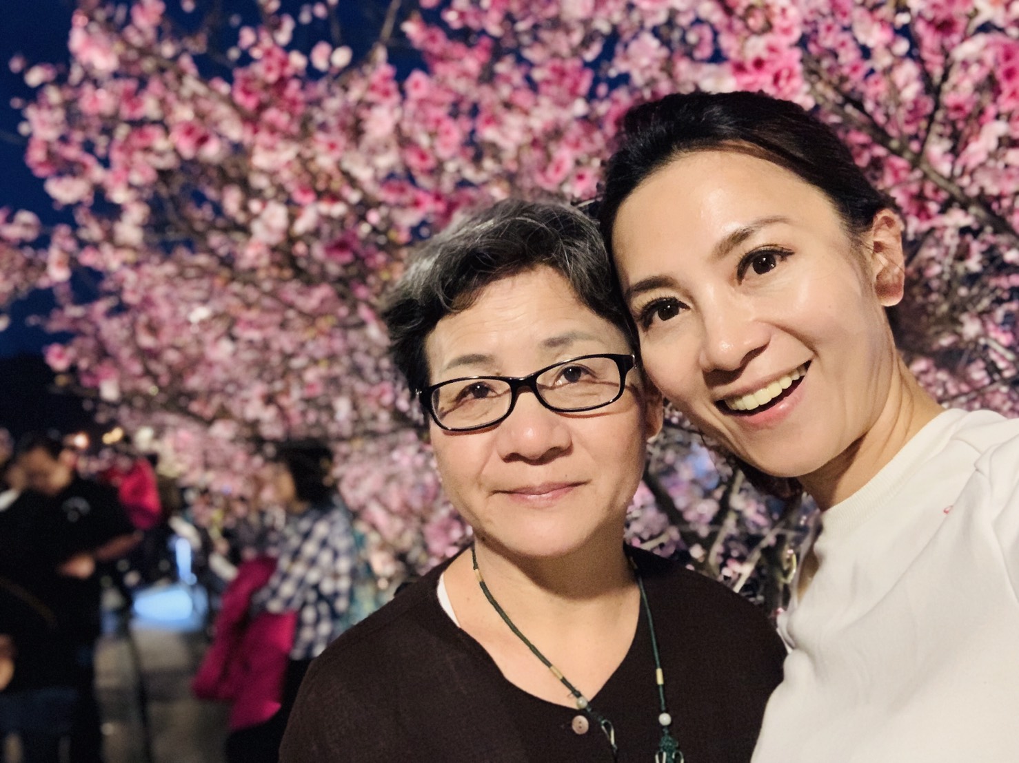 石媽媽（左）有20多年房仲經驗，是石怡潔（右）買房的投資軍師。（石怡潔提供）