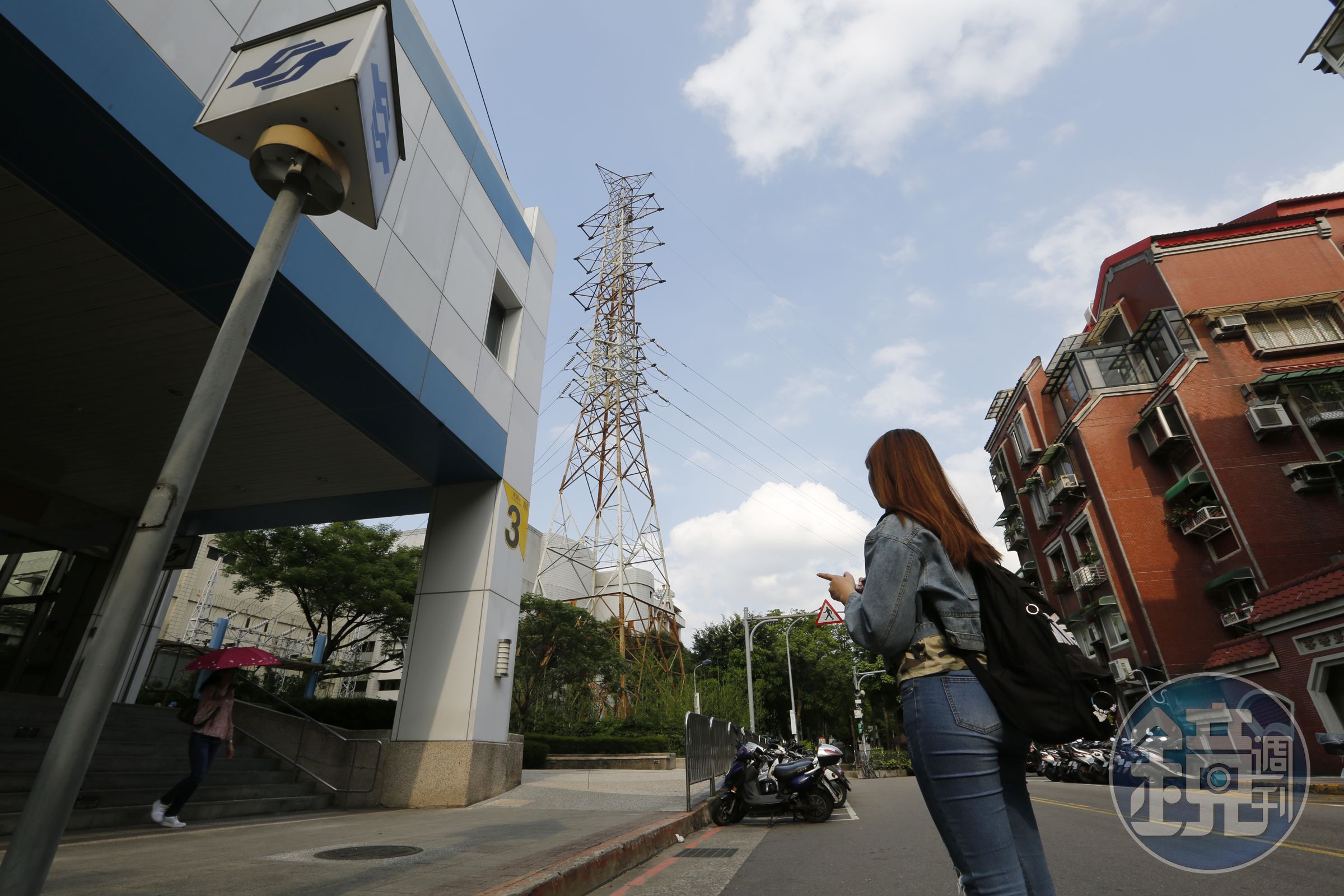 台北東湖地區因為位處大台北邊陲地帶又多電塔，房價相對低。