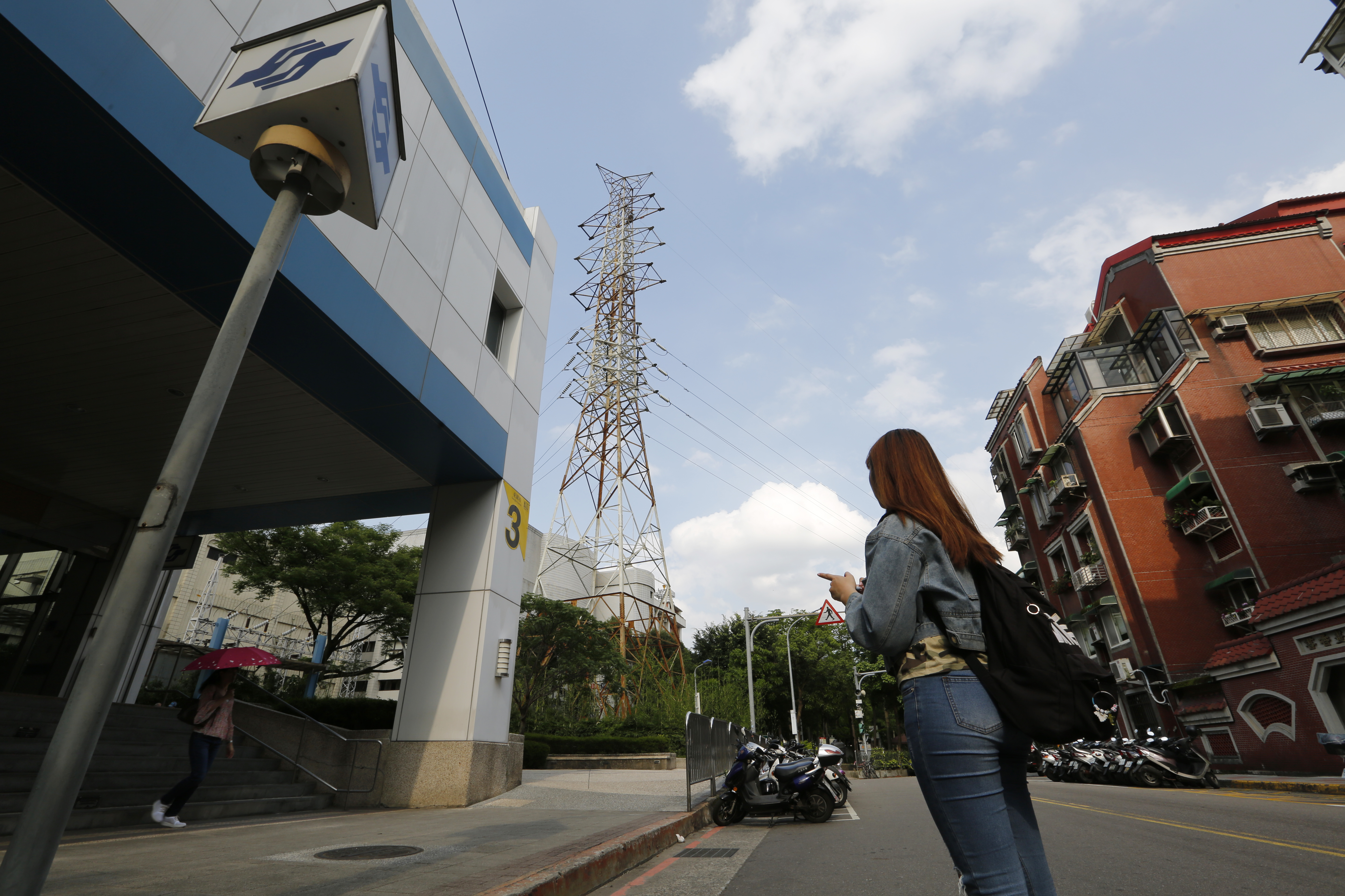 台北東湖地區因為位處大台北邊陲地帶又多電塔，房價相對低。