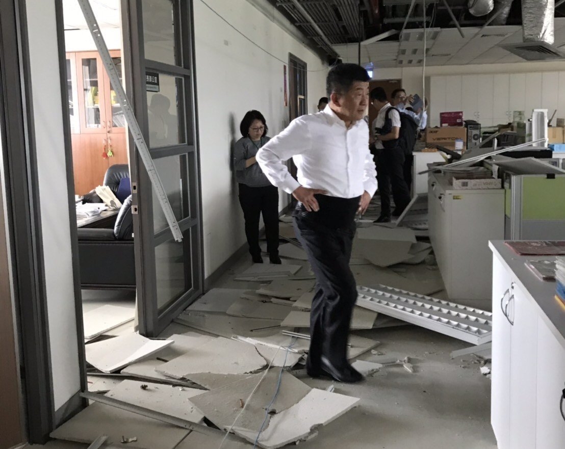 衛福部大樓因強震傳坍塌，衛福部長陳時中下樓勘災。（衛福部提供）