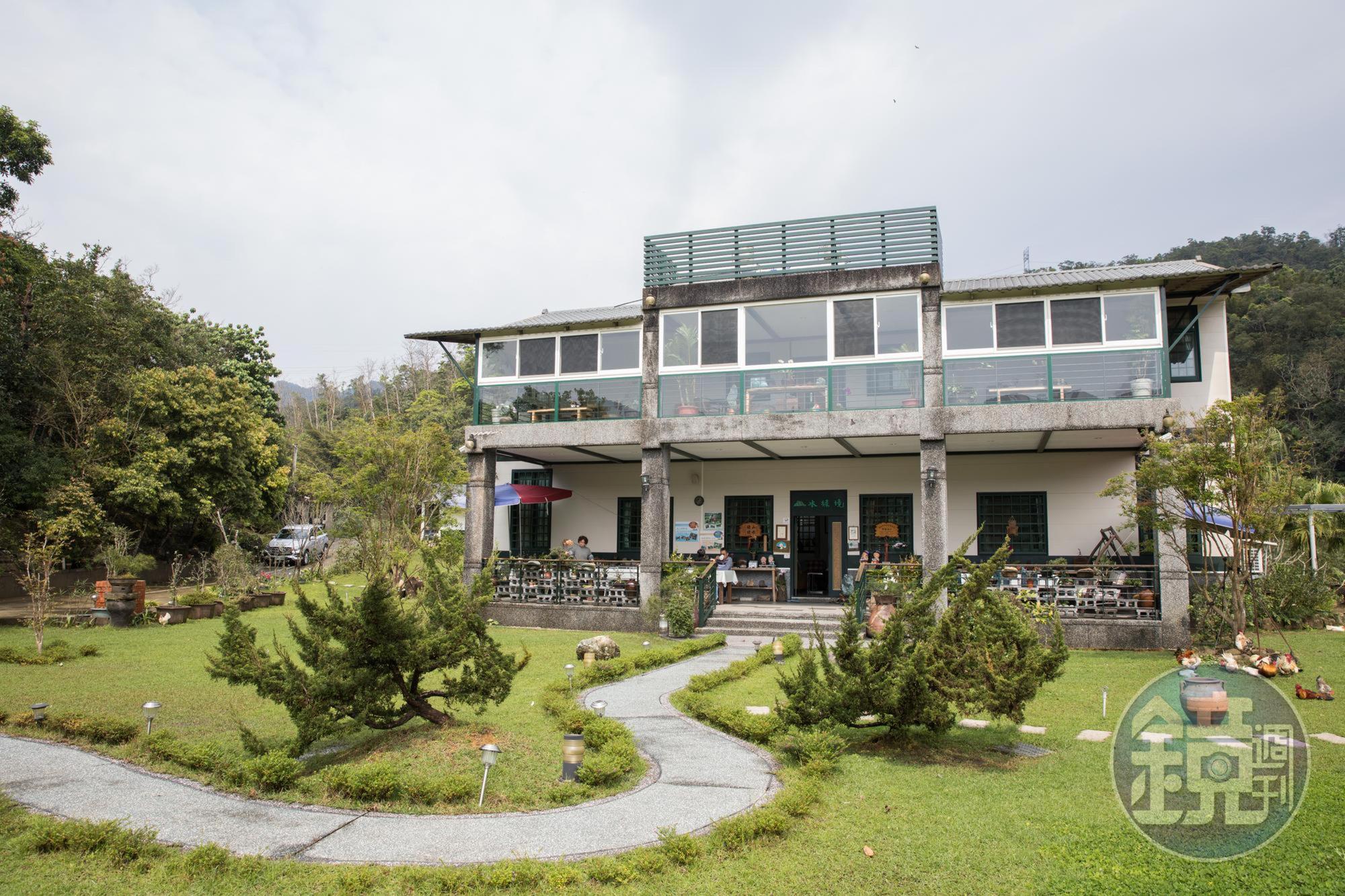 「山水綠境民宿」的廣大庭院,讓小朋友有奔跑玩樂的空間。