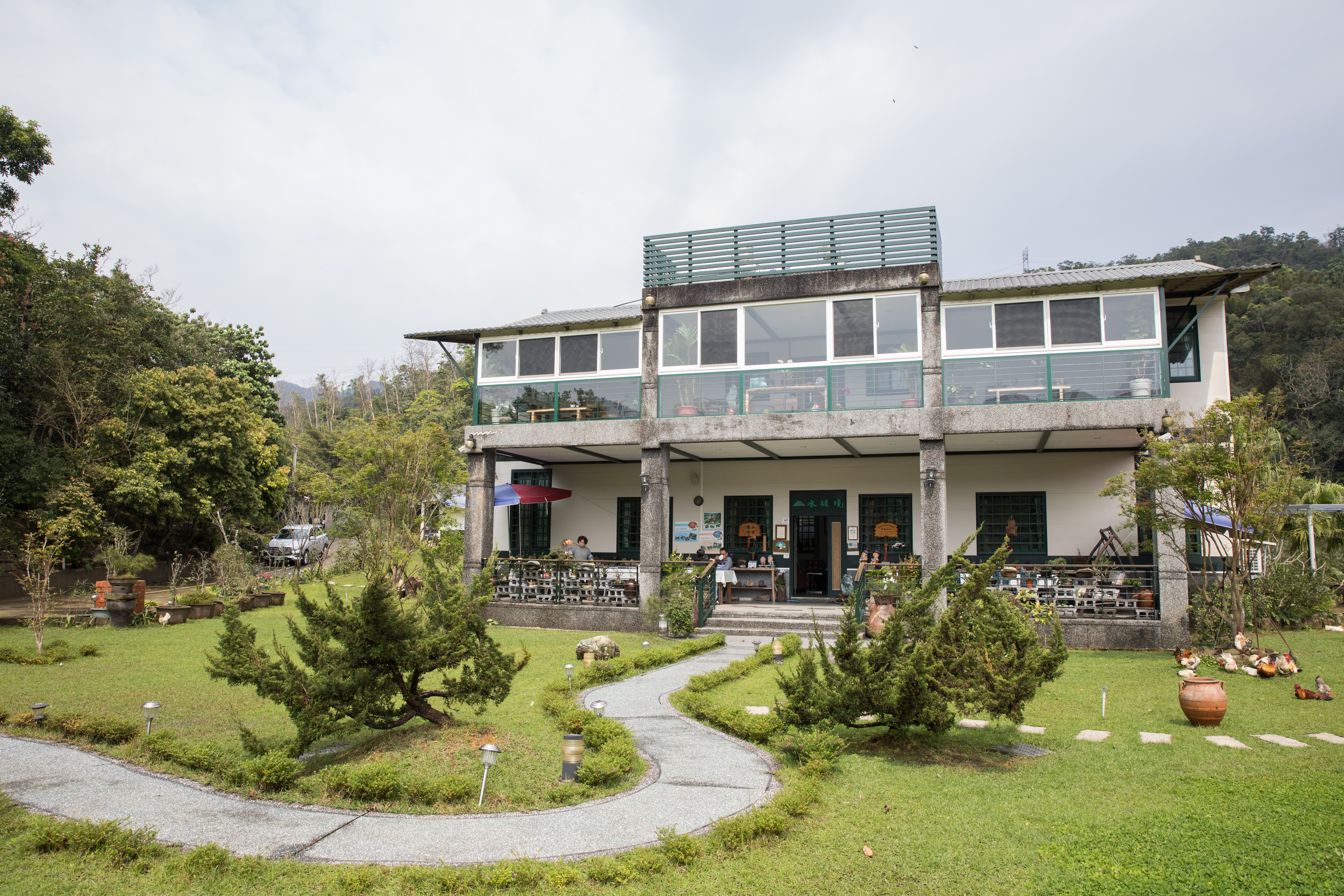 「山水綠境民宿」的廣大庭院，讓小朋友有奔跑玩樂的空間。