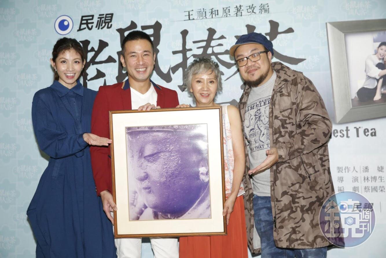 陸弈靜、傳子純、李千那共同演出《老鼠捧茶請人客》,右為導演葉天倫。