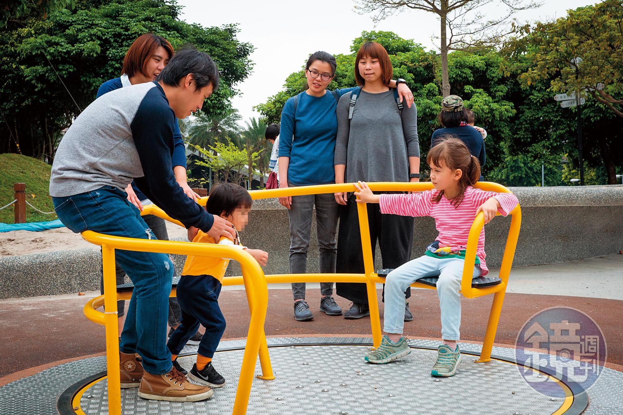 吳少喬一家人在公園與其他家庭互動、玩耍,顯得很自在。