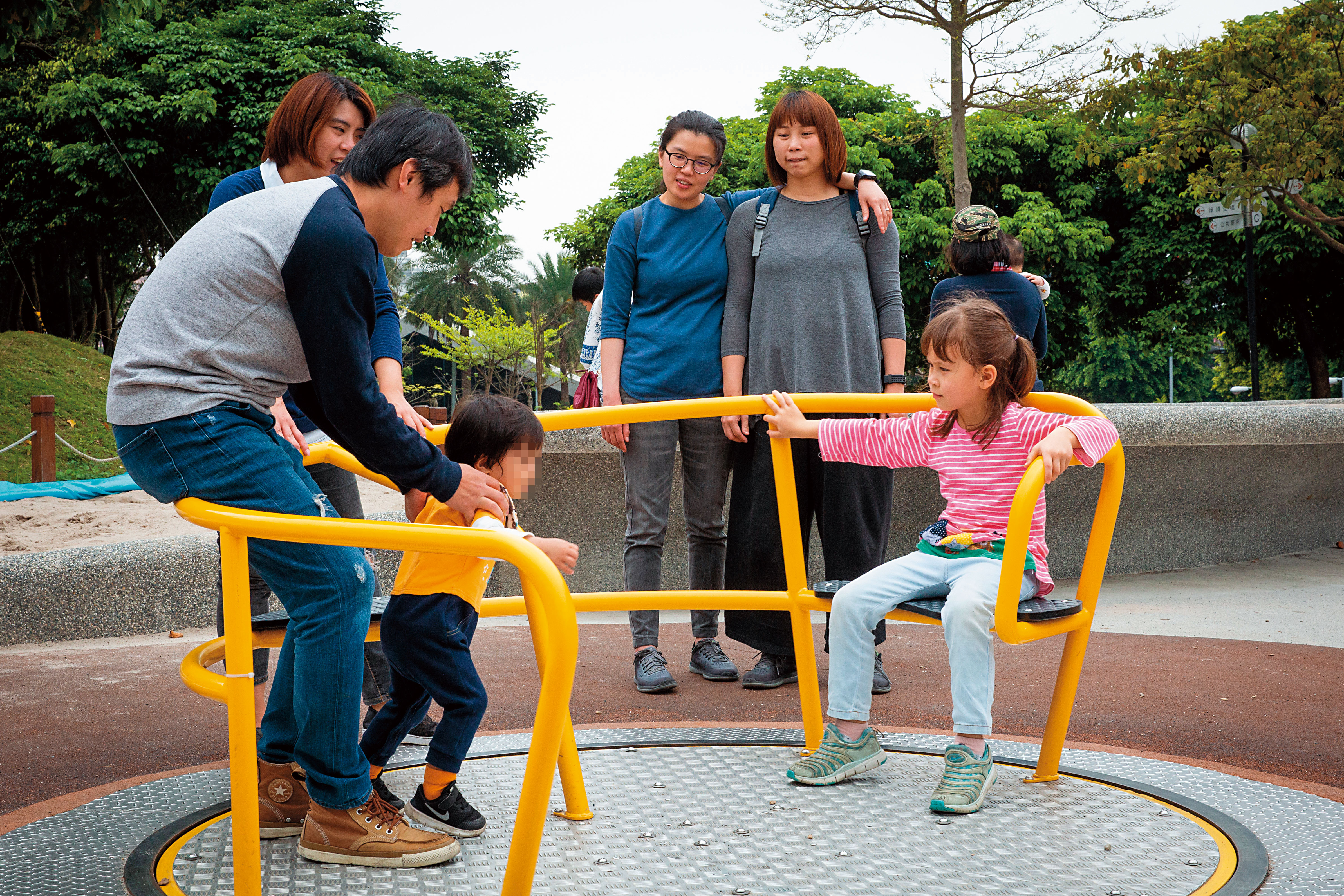吳少喬一家人在公園與其他家庭互動、玩耍，顯得很自在。