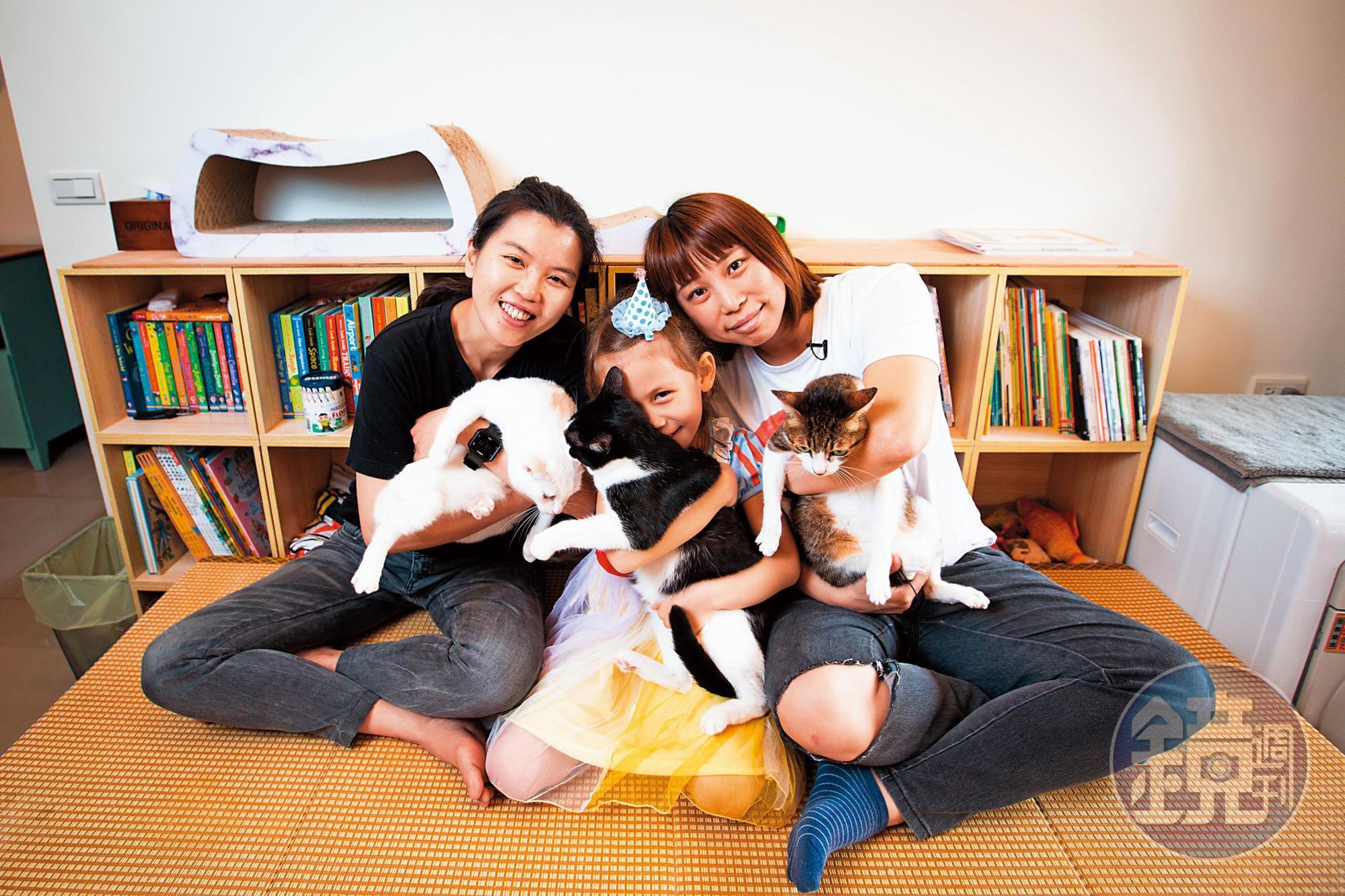 吳少喬(右)7年前做試管嬰兒,生下混血的苗苗(中),如今與伴侶邱明玓(左)共組家庭。