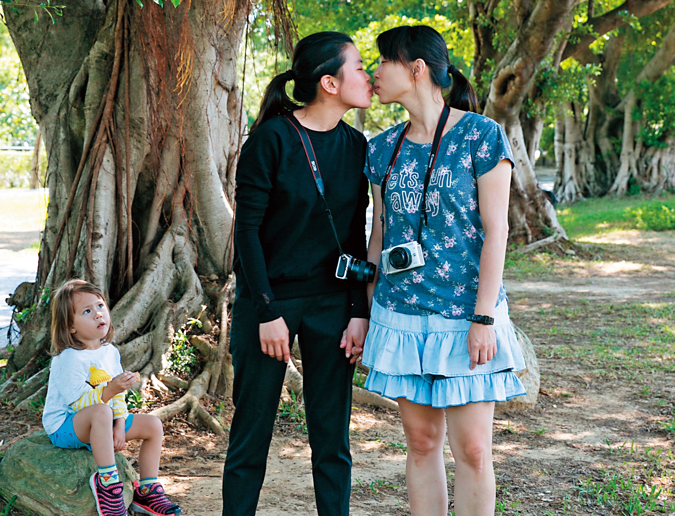 苗苗（左）對於自己有2個媽媽、媽媽是同性戀已經覺得很習慣。（林煒凱攝）