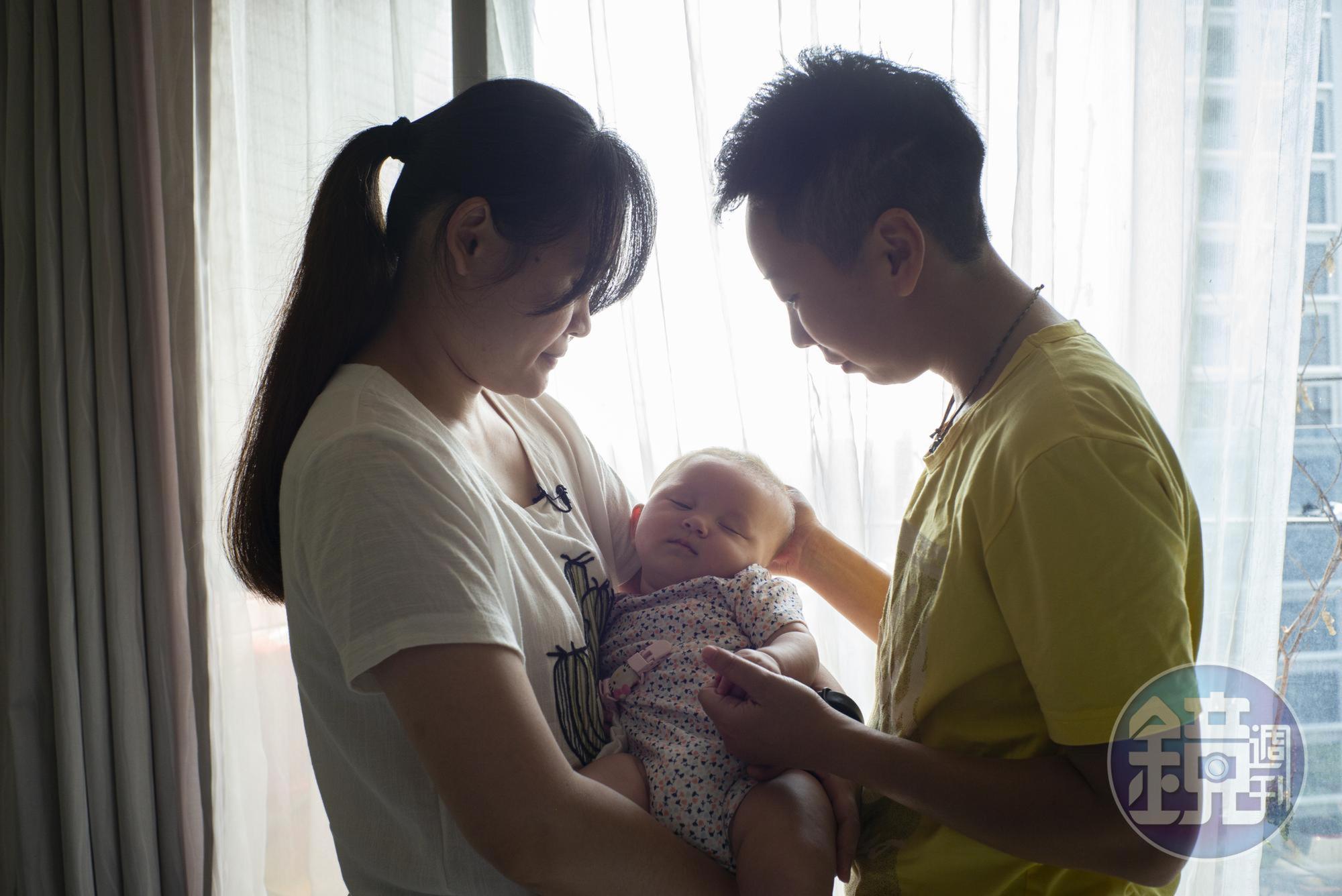 邢秝淇（右）、梁瑜玲（左）的女兒4個半月了。