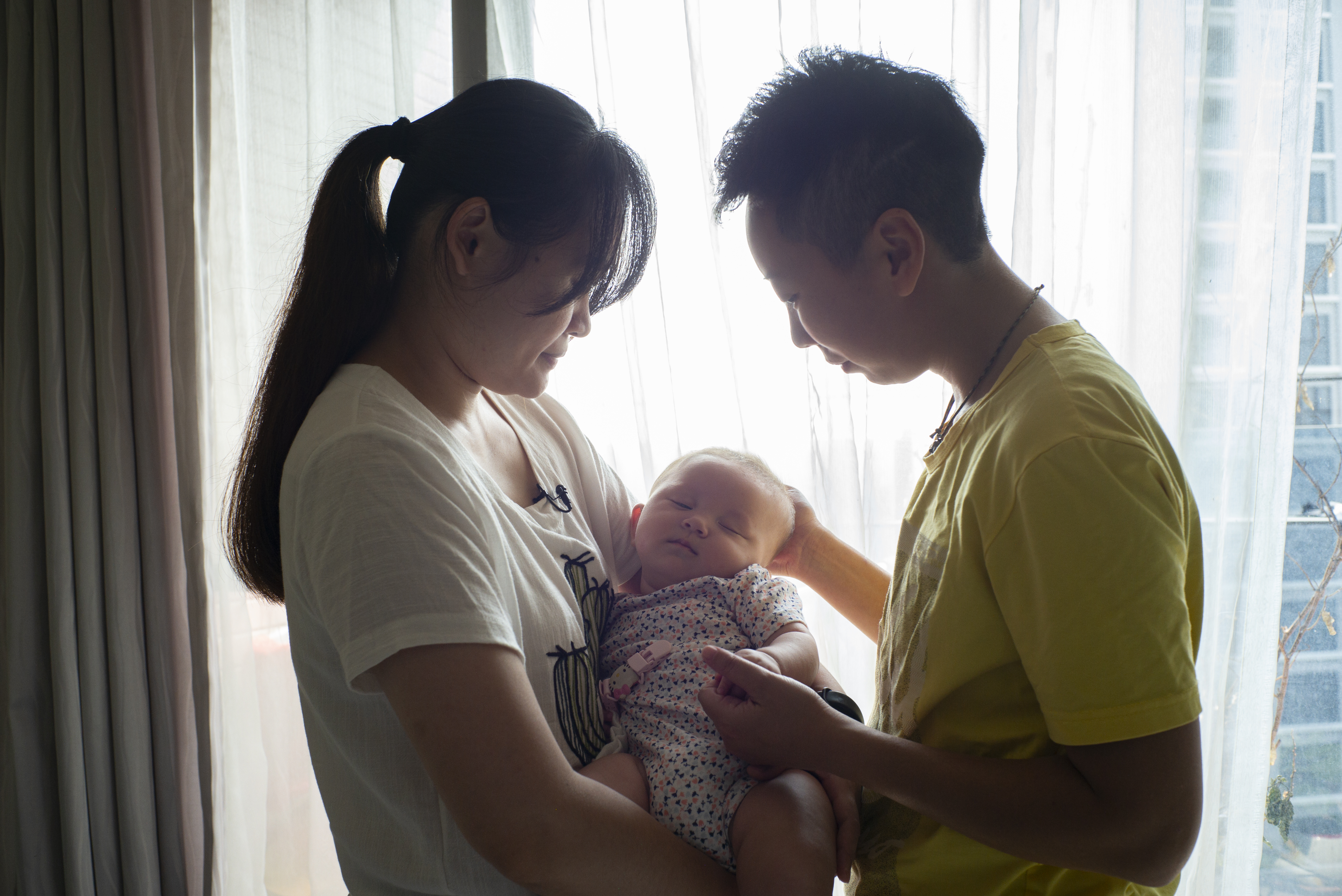 邢秝淇（右）、梁瑜玲（左）的女兒4個半月了。