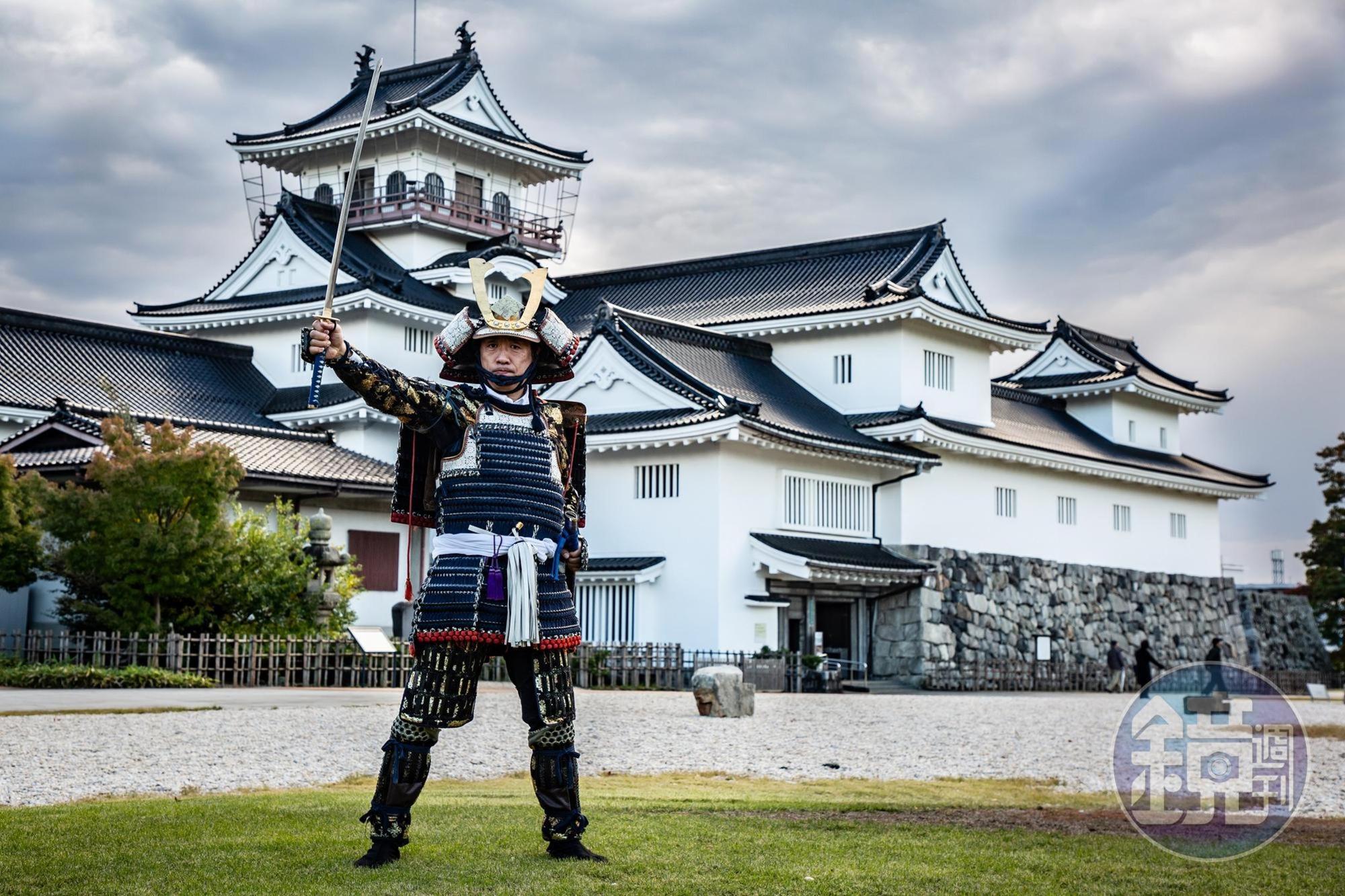 全副武裝化身日本武士於富山城前拍照，成了旅遊中的難得體驗。