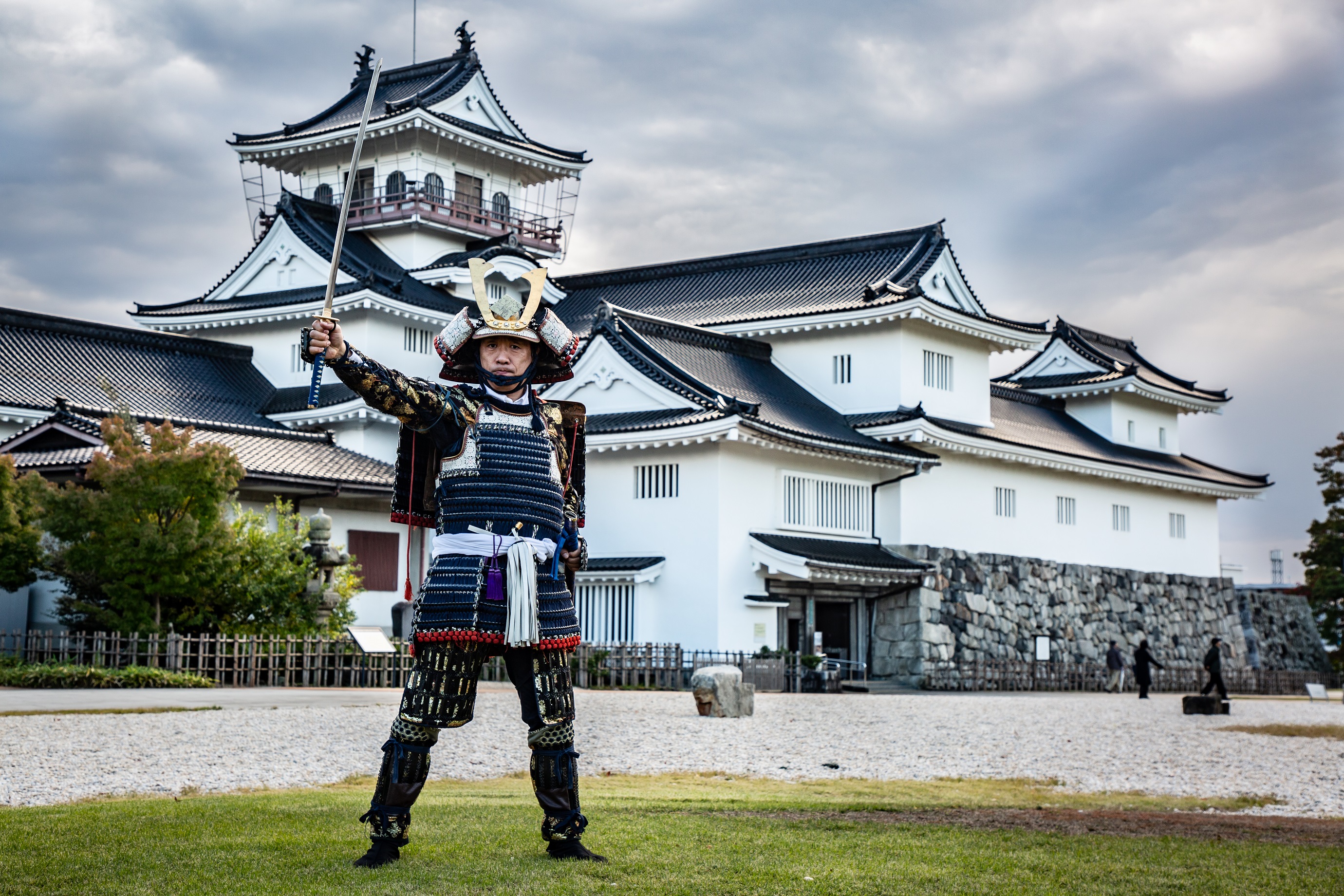 全副武裝化身日本武士於富山城前拍照，成了旅遊中的難得體驗。
