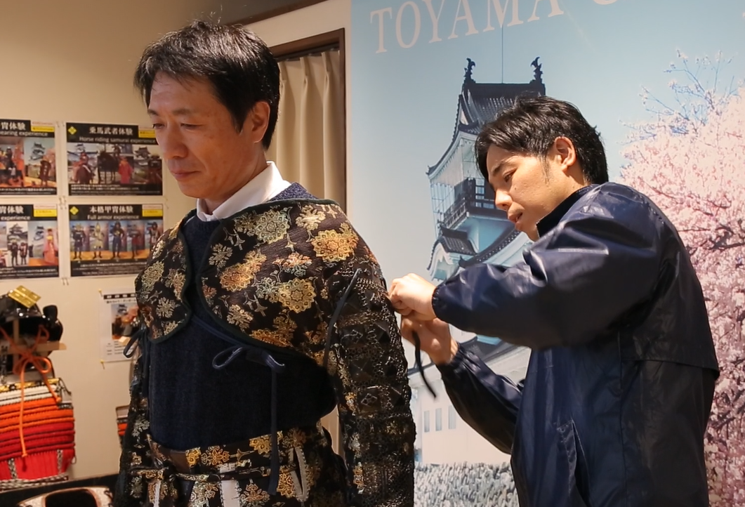 「富山市旅遊中心」內擺設精美的冑甲、頭盔和武士刀。