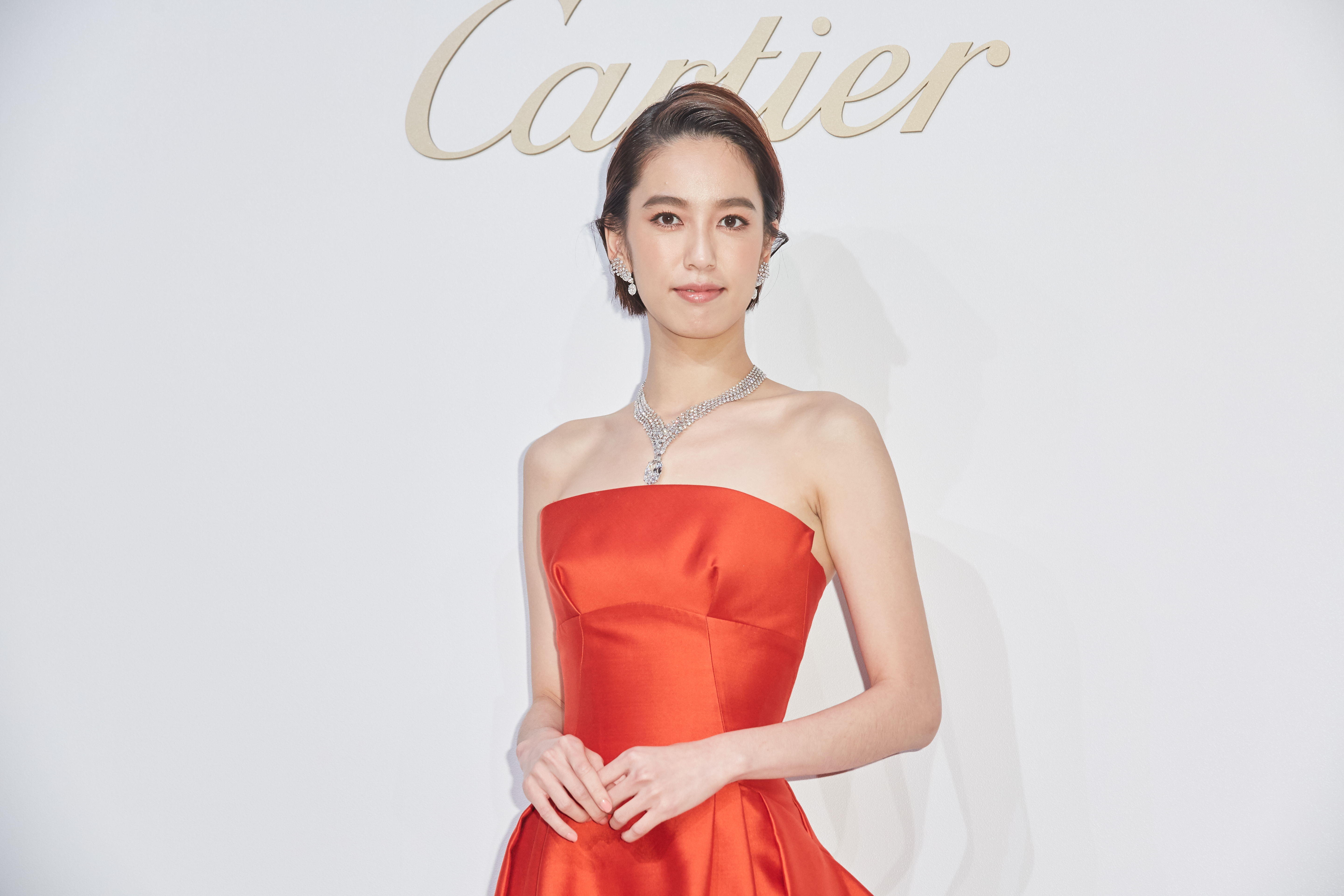 陳庭妮配戴TANABATA 37.27克拉項鍊與耳環、戒指，全身行頭超過5.3億元。