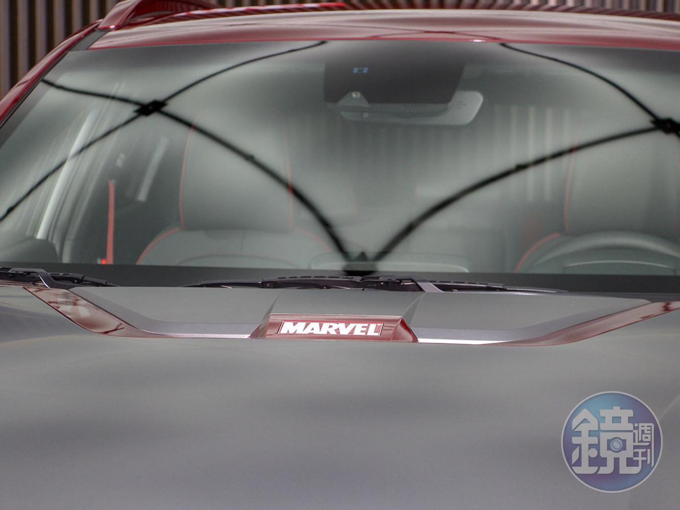 鋼鐵人特仕車在引擎蓋上多了Marvel的字樣。