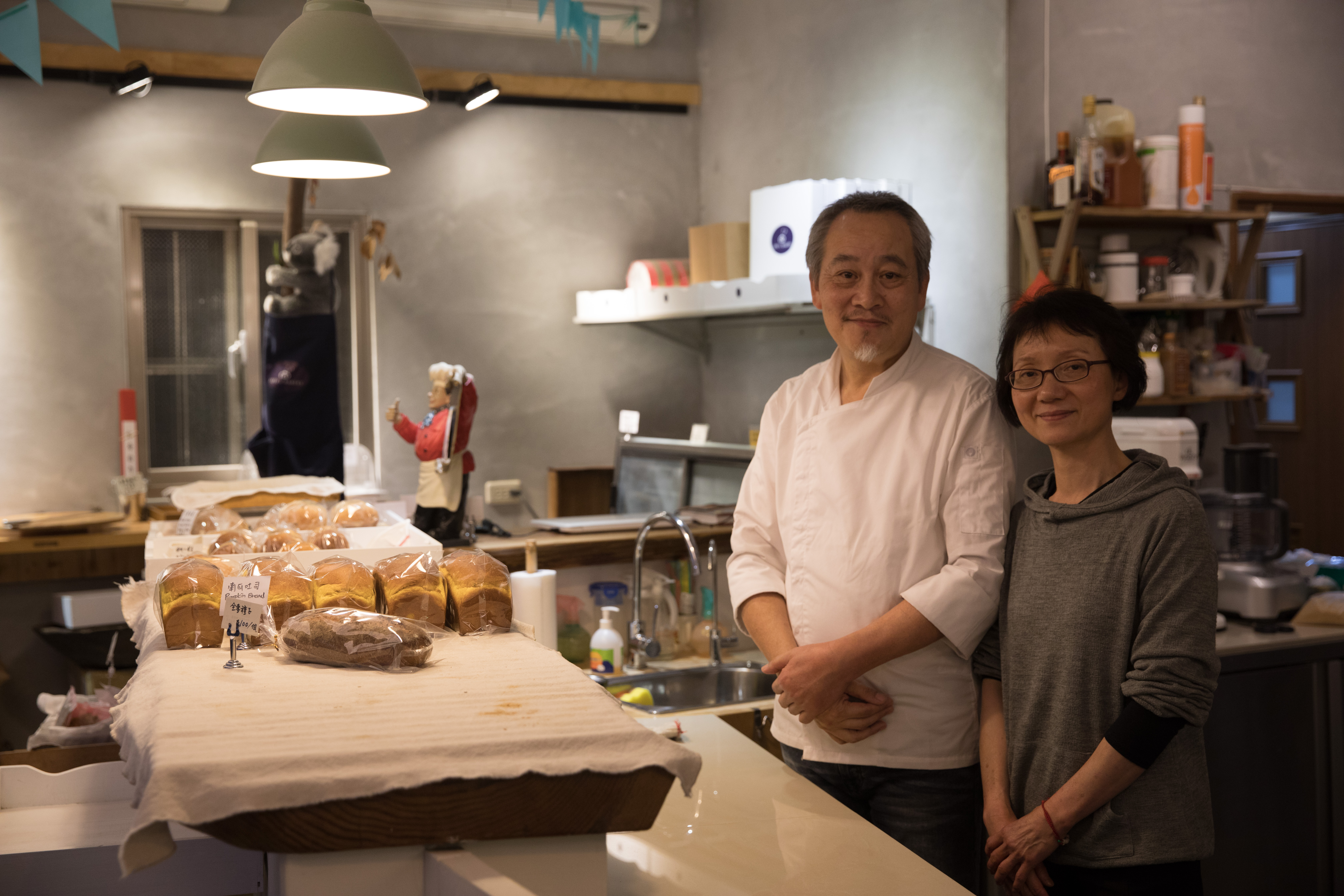 努力、專一是湯頤華（左）的理念，也深受太太（右）支持。