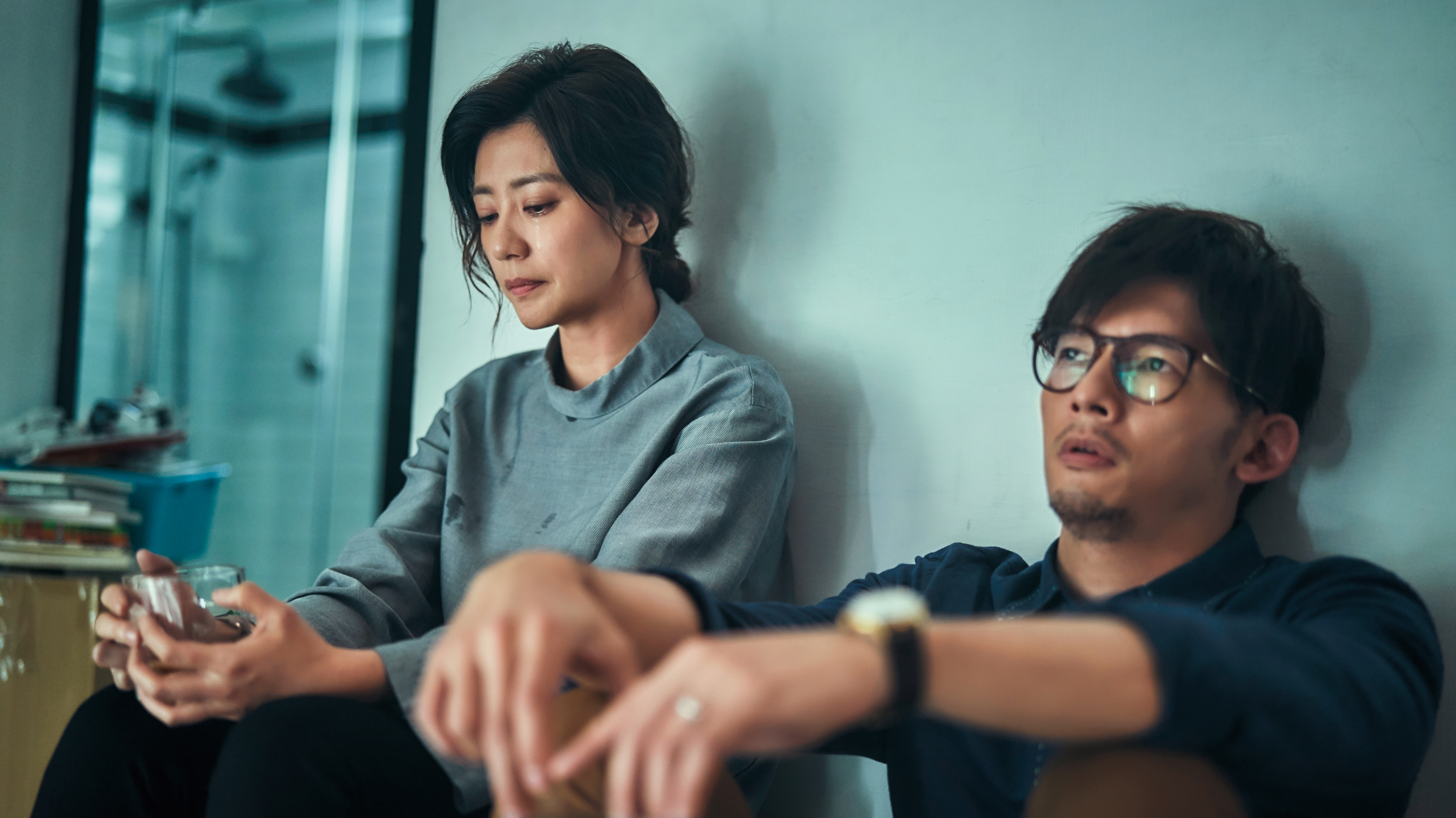 《我們與惡的距離》創紀錄的在豆瓣網與IMDB都拿下超過9.3的高分，演員演技強悍最獲讚賞，撕開台灣人記憶猶新的慘案傷疤 ，再以怒吼和淚水療癒。圖為主要演員賈靜雯（左）和溫昇豪。 （公視提供）