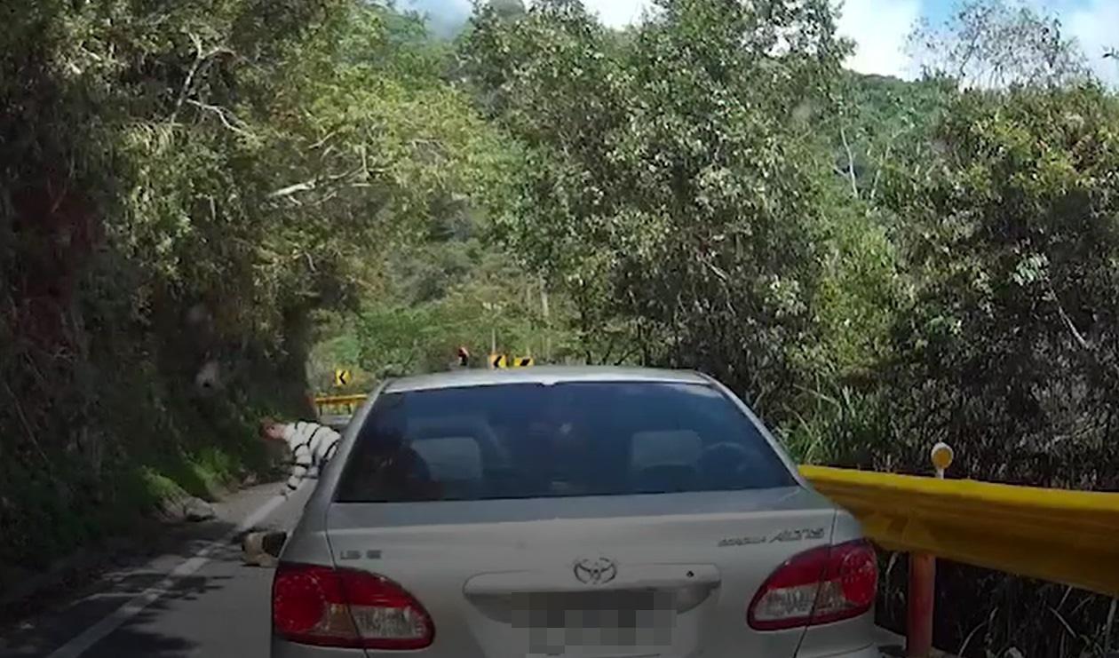 山路遇落石,前車駕駛停車搬走。(翻攝網路)