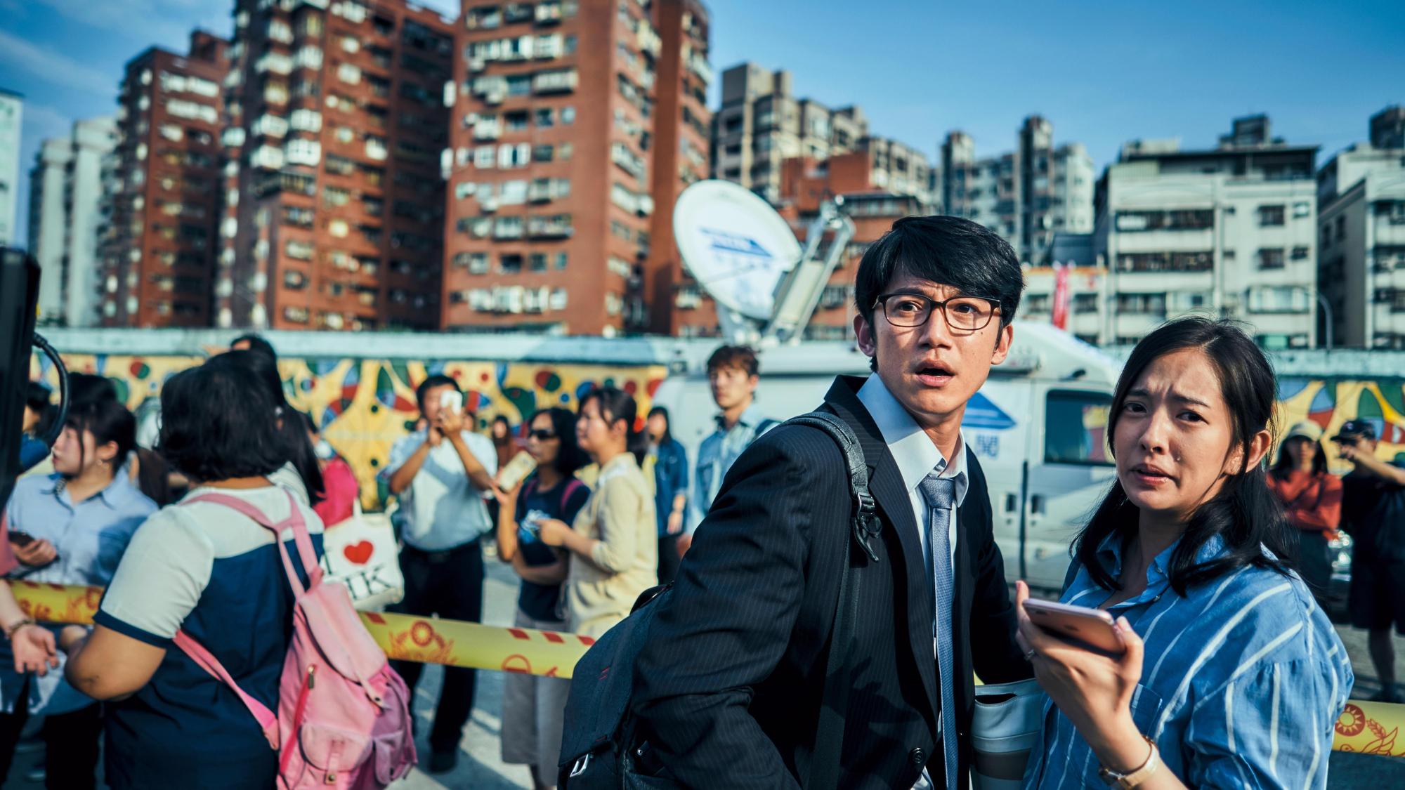 關心正義公理和人權的平衡拿捏,《我們與惡的距離》鞭笞媒體、反對死刑的立場鮮明。圖為主要演員吳慷仁(左)和周采詩。(公視提供)