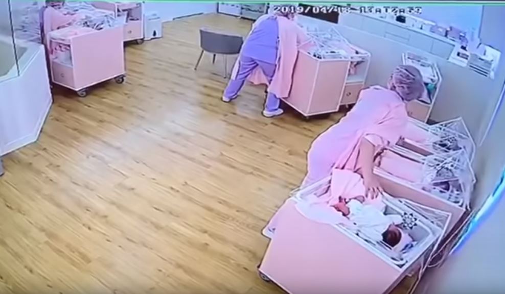 護理師不顧自身安危，搶先護嬰舉動令人感動。（翻攝自爆料公社）